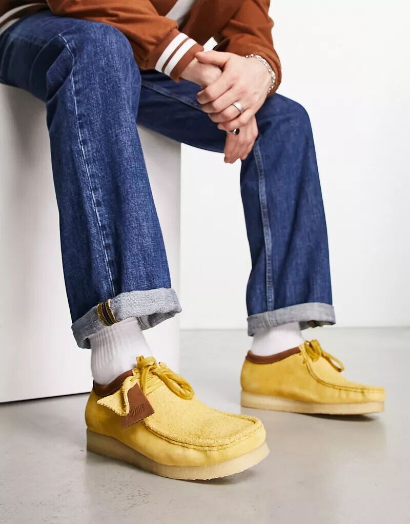 

Желтые замшевые туфли Wallabee Clarks Originals с ворсом