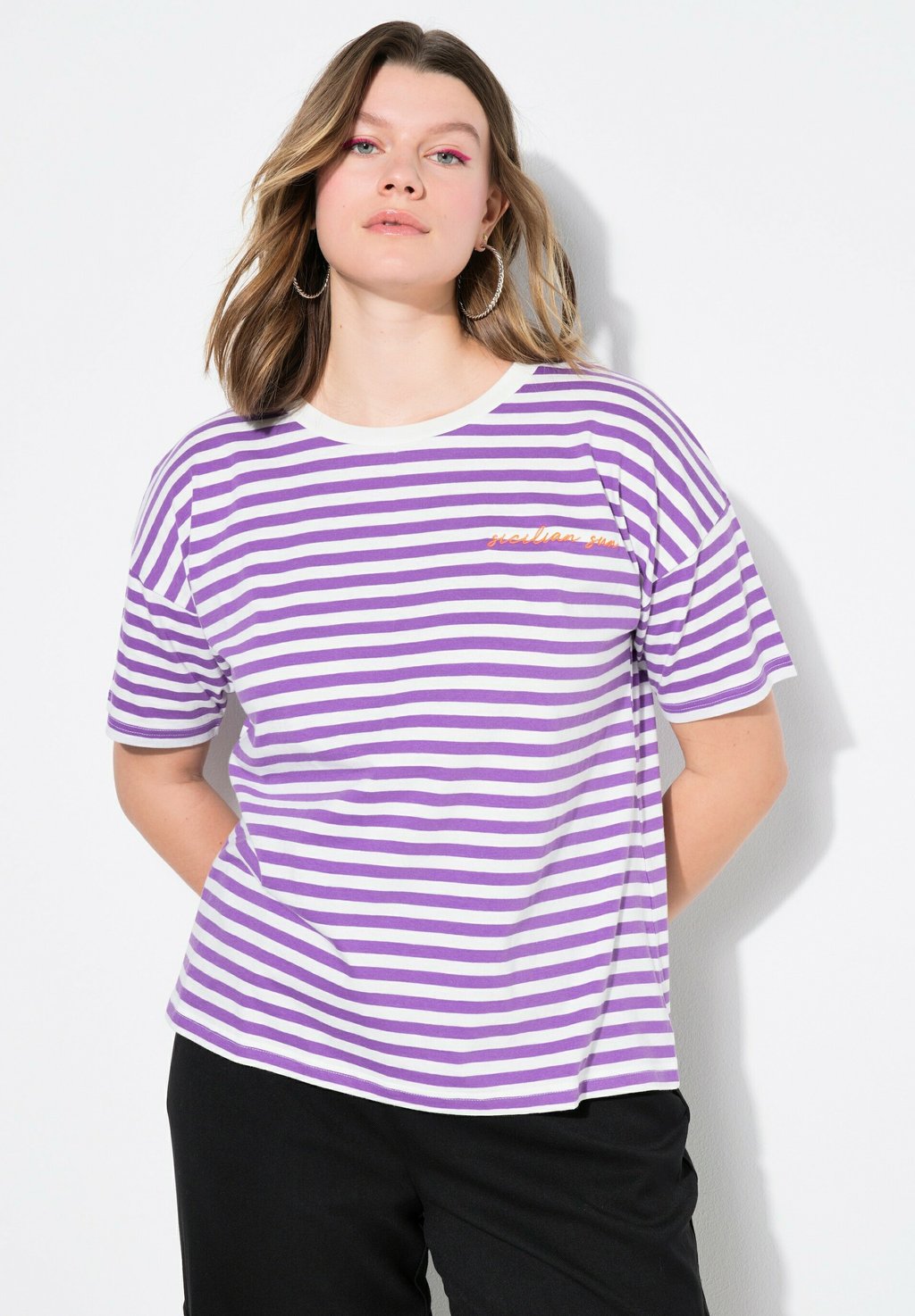 

Футболка с принтом STRIPED CITY EMBROIDERED SHORT SLEEVE Studio Untold, фиолетовый