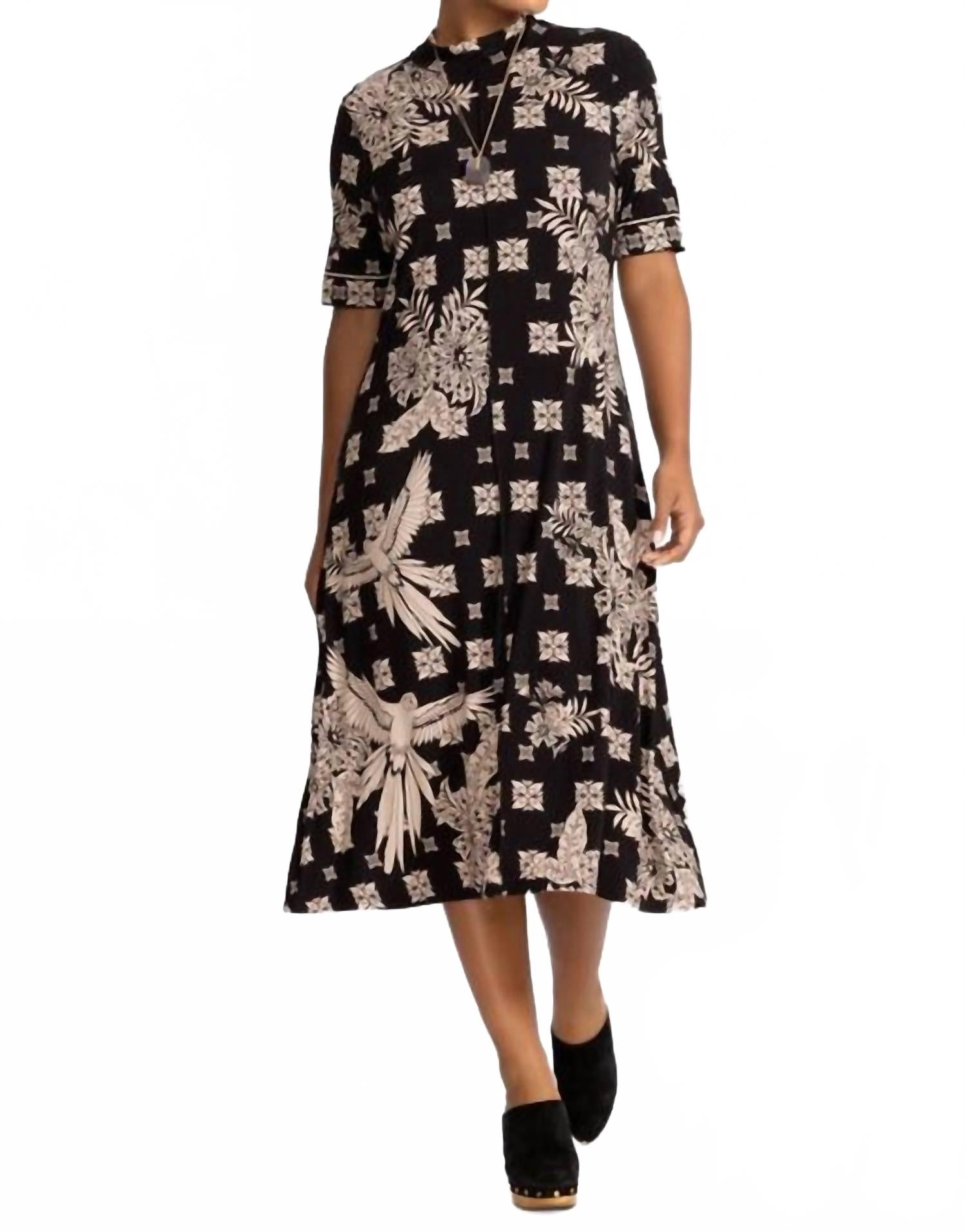 

Женское платье Janie Favorite с короткими рукавами, рельефными швами и воротником-стойкой Plus в цвете Myna Scarf (черное) Johnny Was