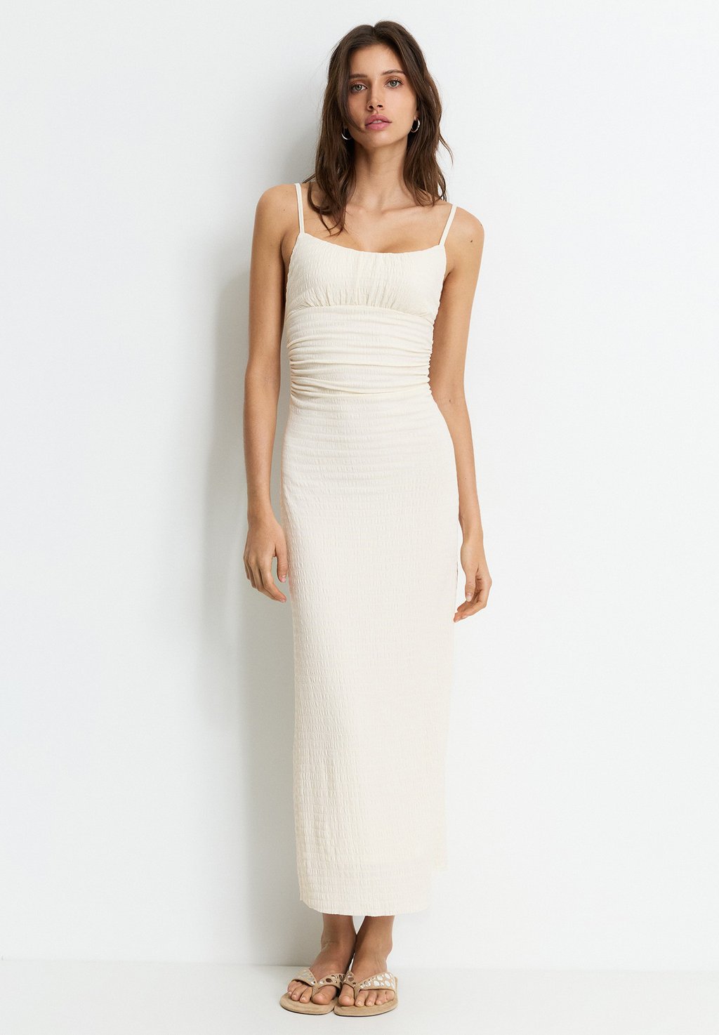 

Повседневное платье CREPE MIDI PULL&BEAR, бежевый