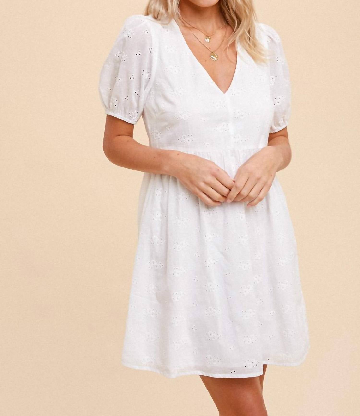 

Белое платье с V-образным вырезом, пышными рукавами и вышивкой в технике ажур Hem & Thread