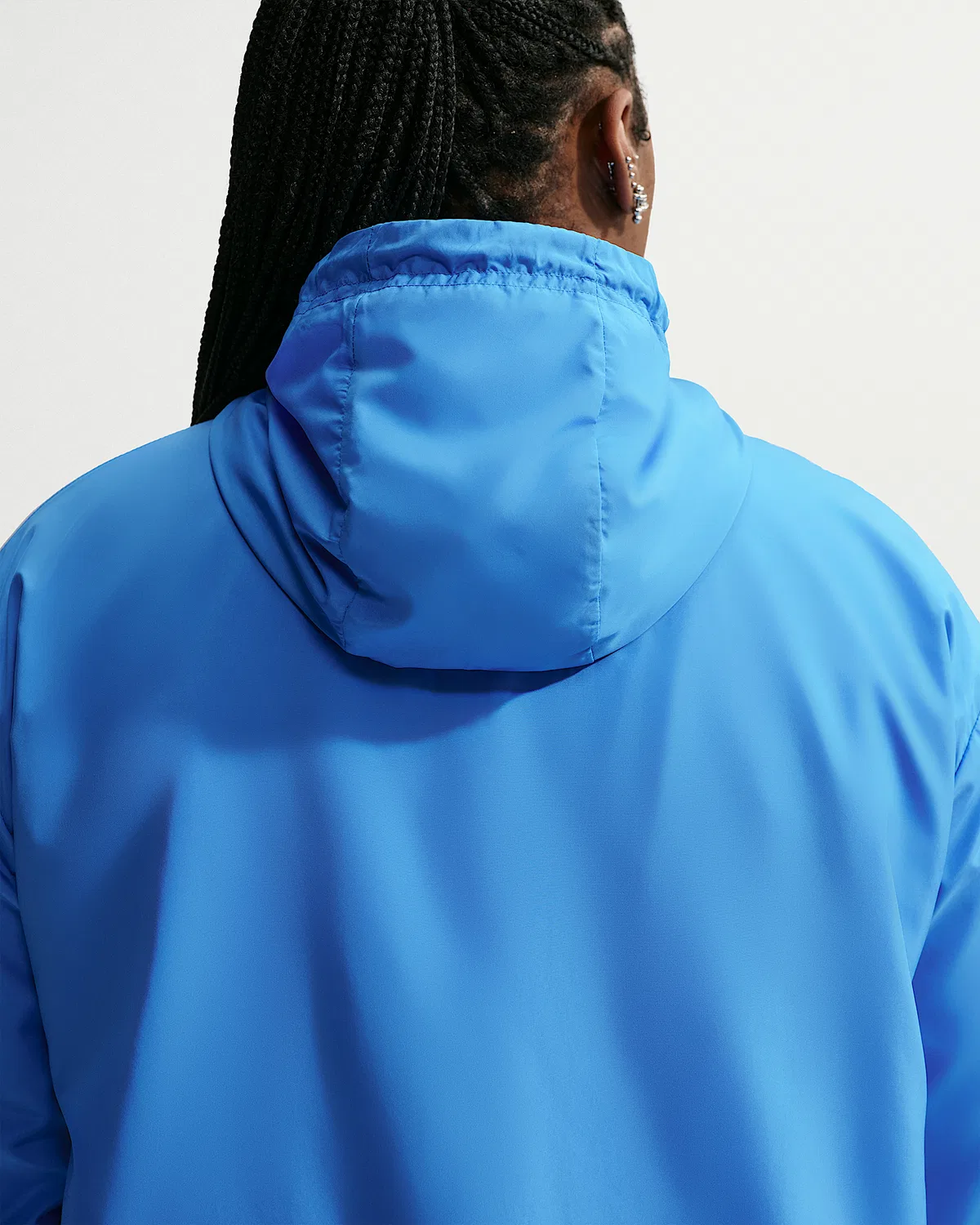 Женская свободная УФ-куртка с капюшоном (большие размеры) Nike Sportswear Classic Wovens, Light Photo Blue/White/Sail — фото 2