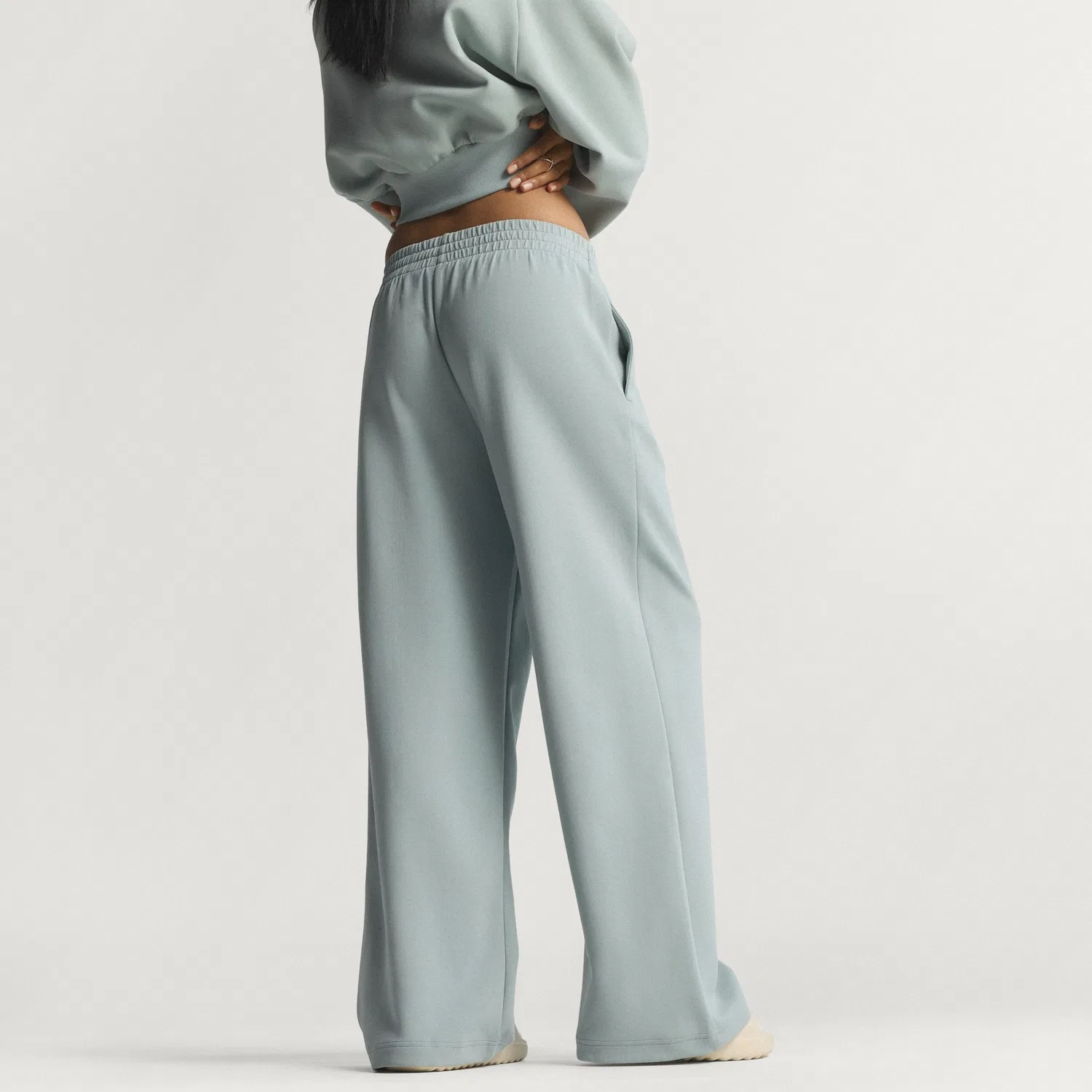 Женские брюки Adidas Soft Luxe Straight Leg, цвета Wonder Sage — фото 2