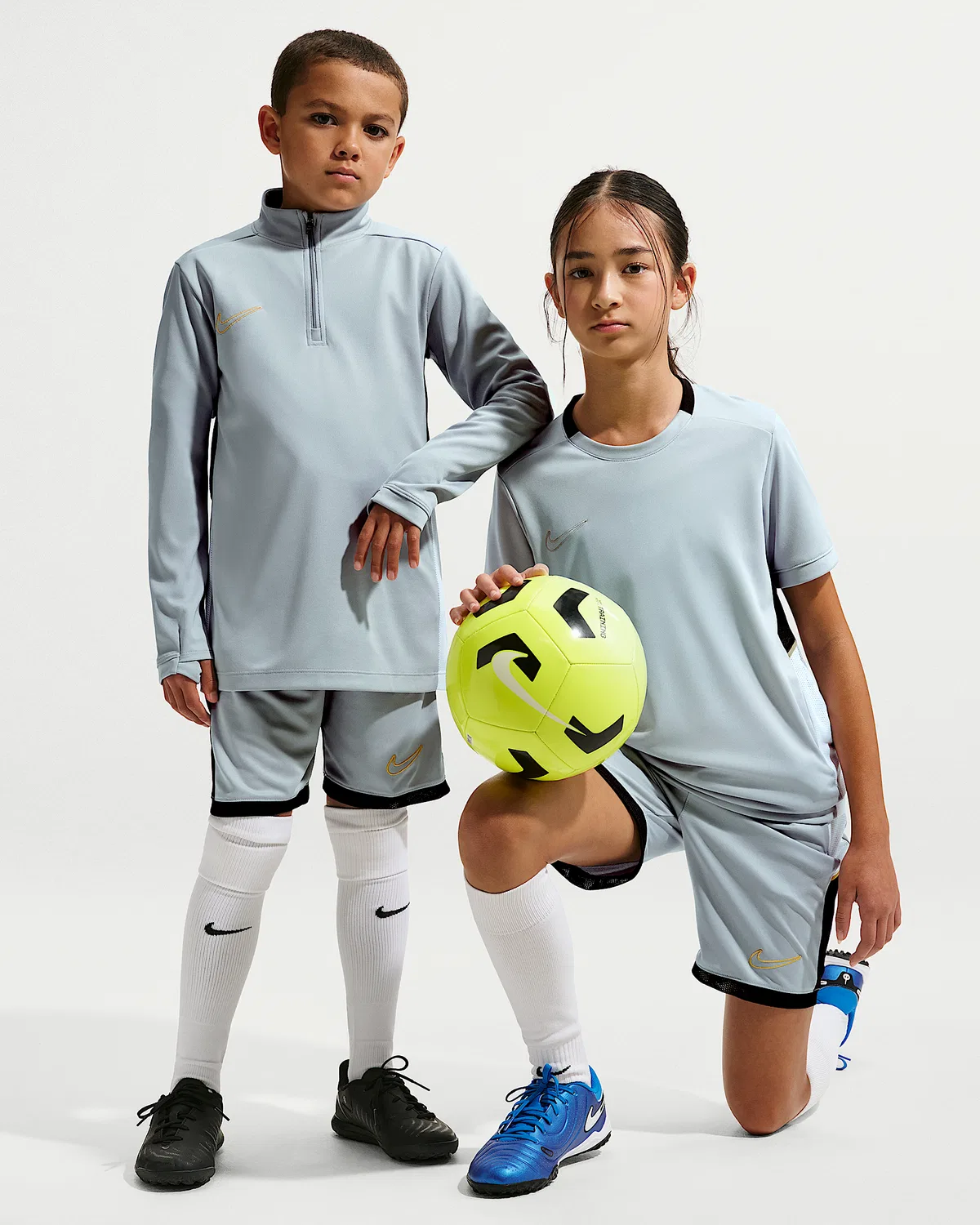 Детские футбольные шорты Nike Academy Dri-FIT, Light Smoke Grey/White/Black/Metallic Gold