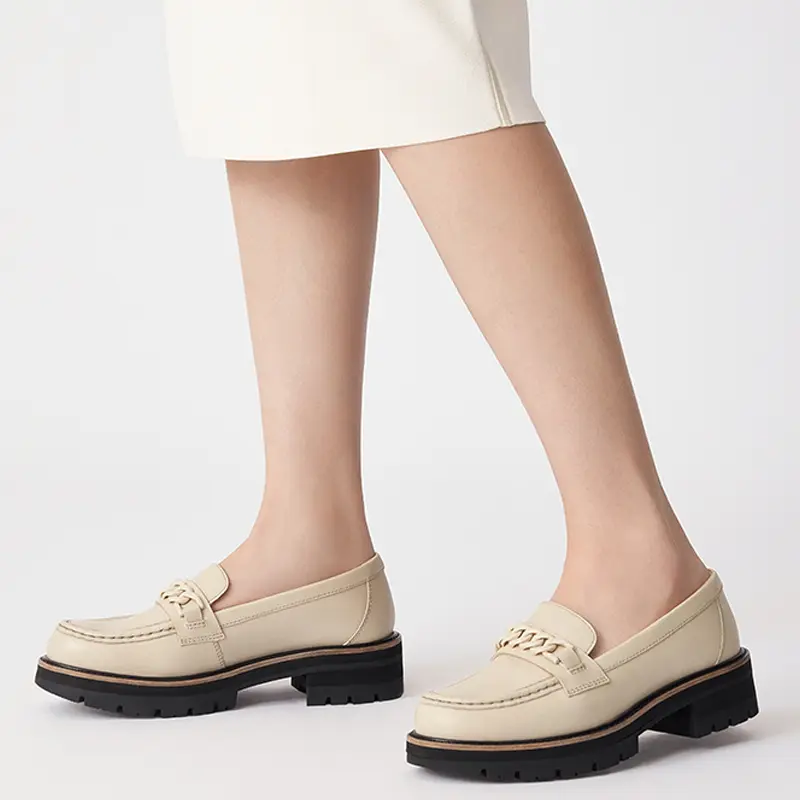 Туфли на платформе женские с низким верхом молочно-белые Clarks — фото 4