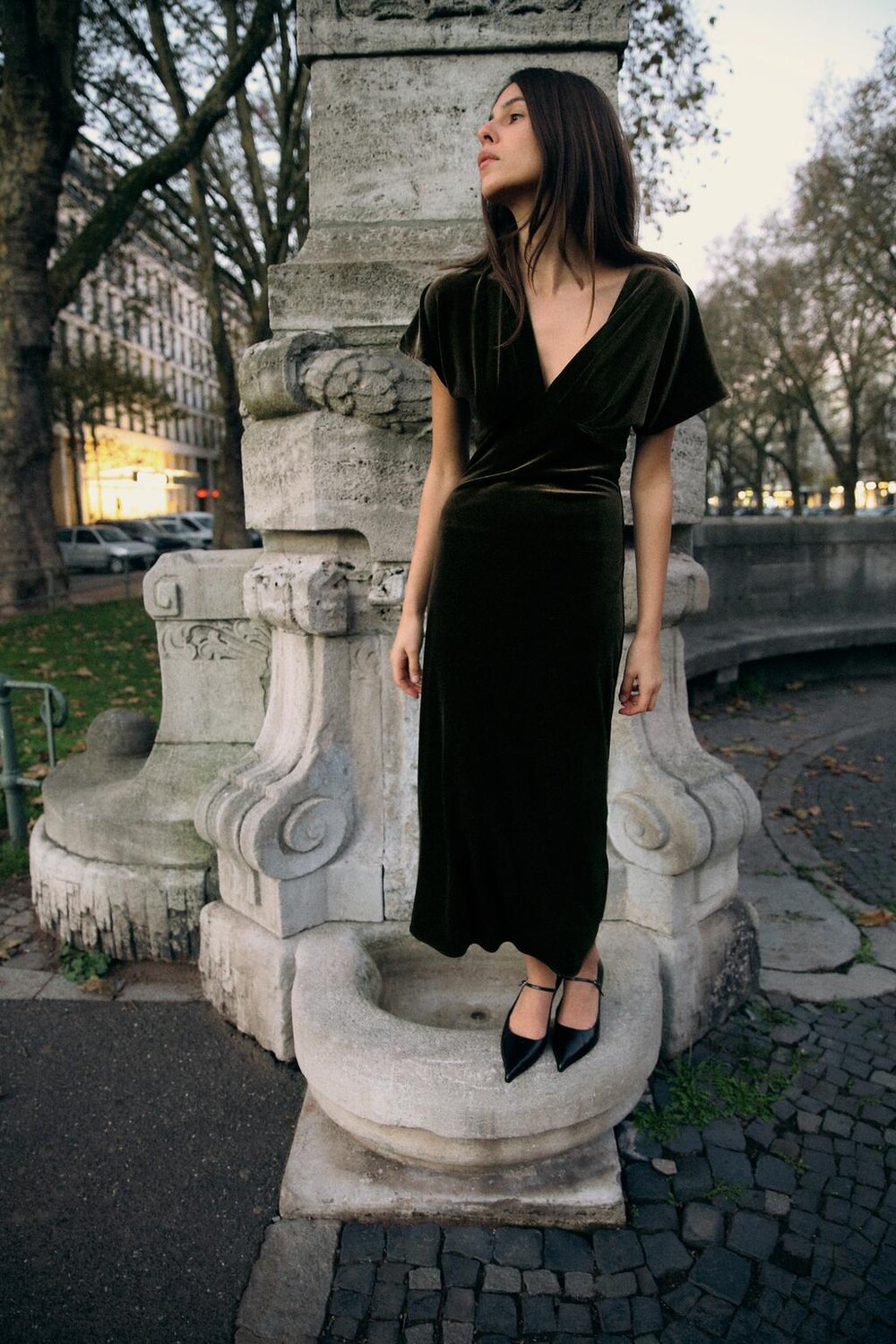 

Платье миди из бархата ZARA, темный хаки