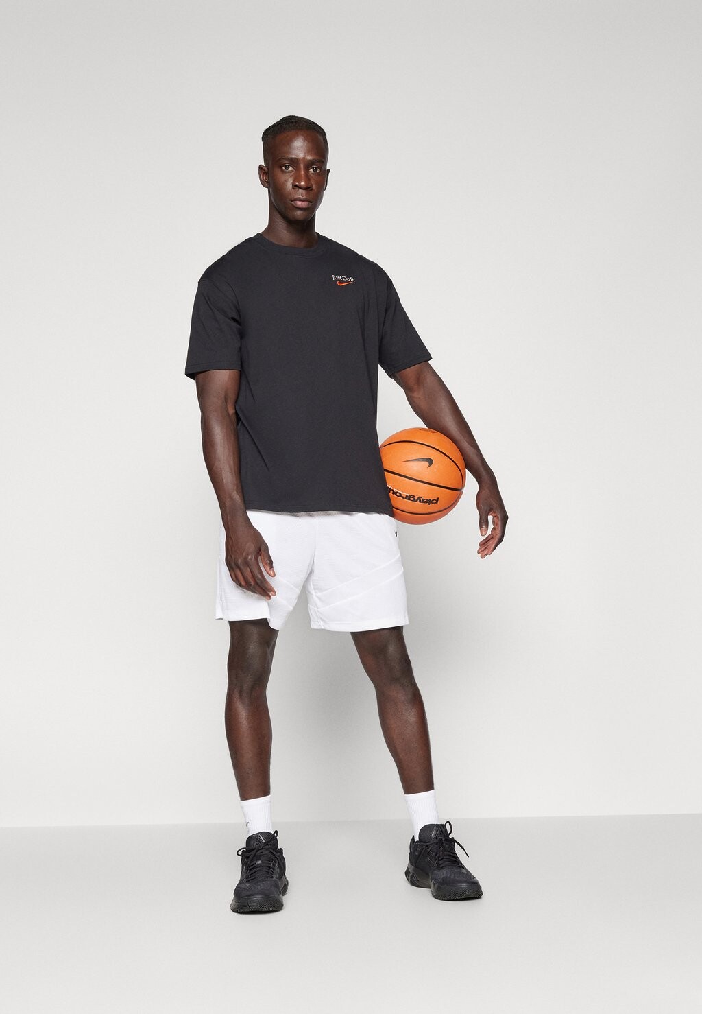 

Принт на футболке TEE VERB Nike, черный