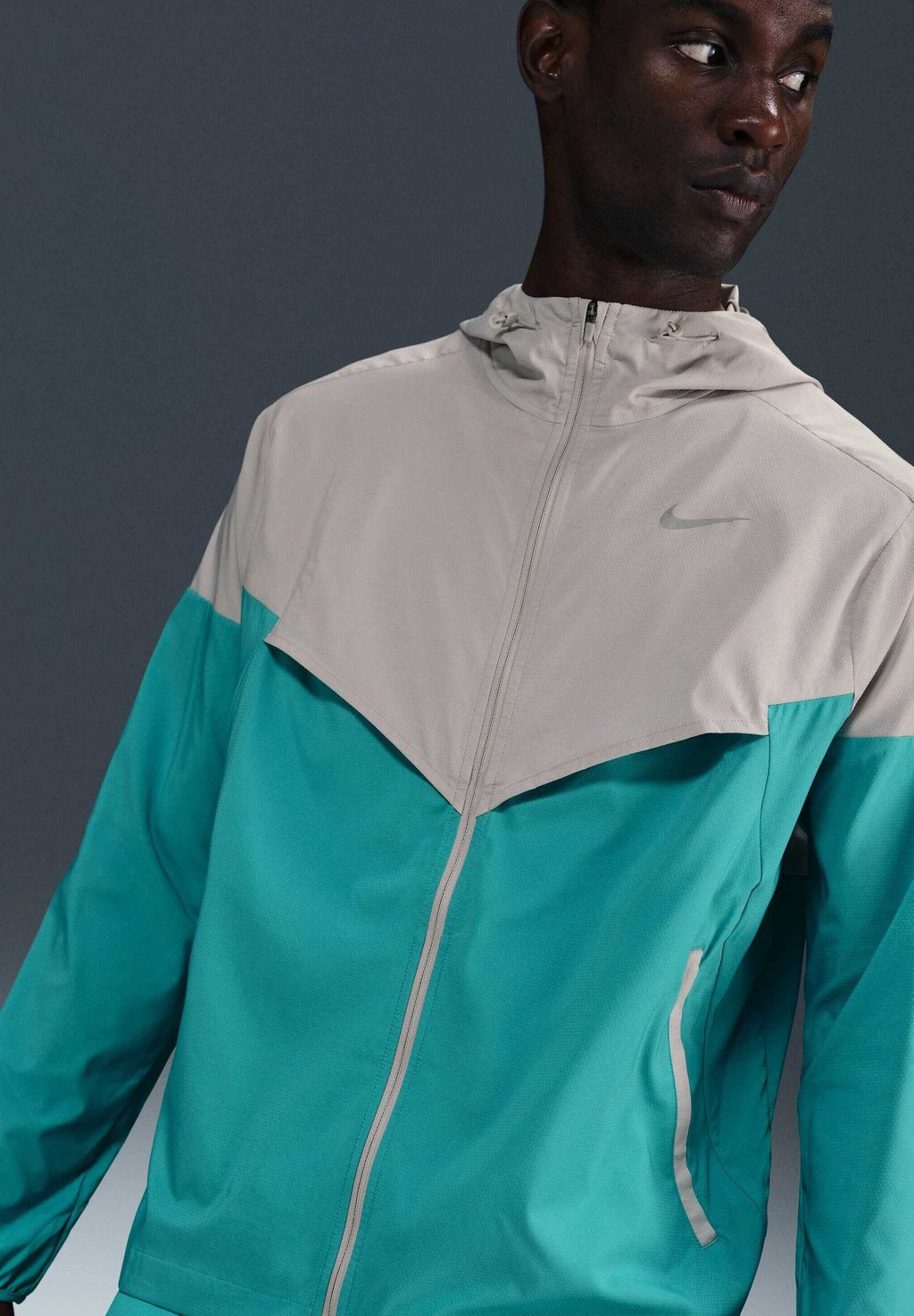 

Куртка для бега IMPOSSIBLY WINDRUNNER Nike Performance, светло-серый