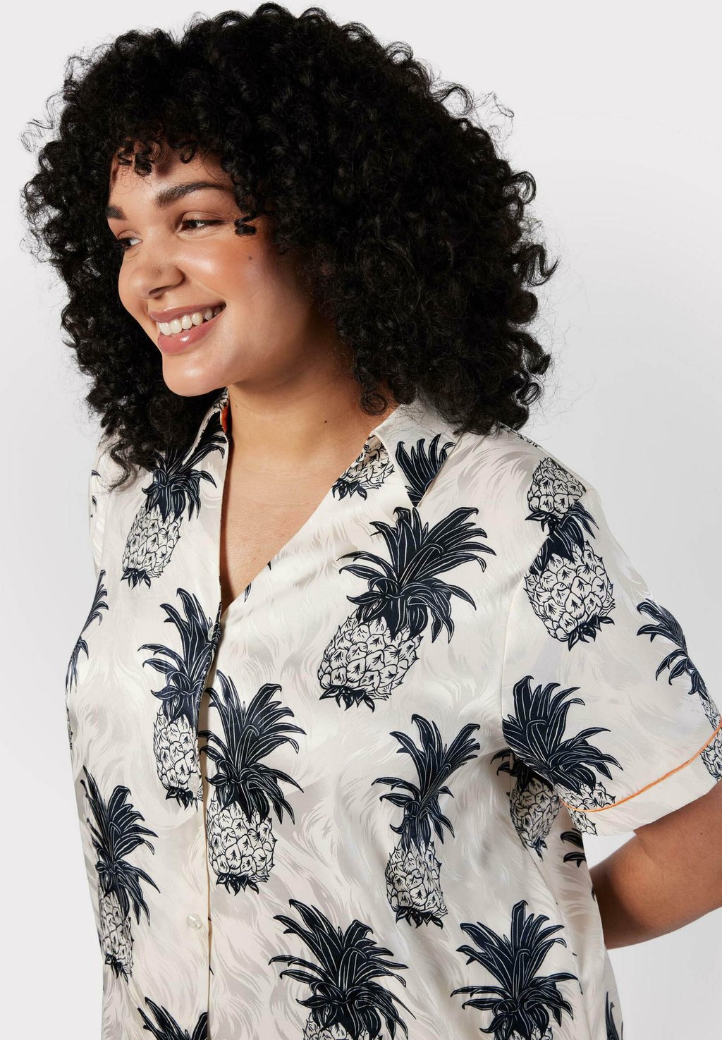 

Пижамный комплект CURVE JACQUARD PINEAPPLE Chelsea Peers, кремовый