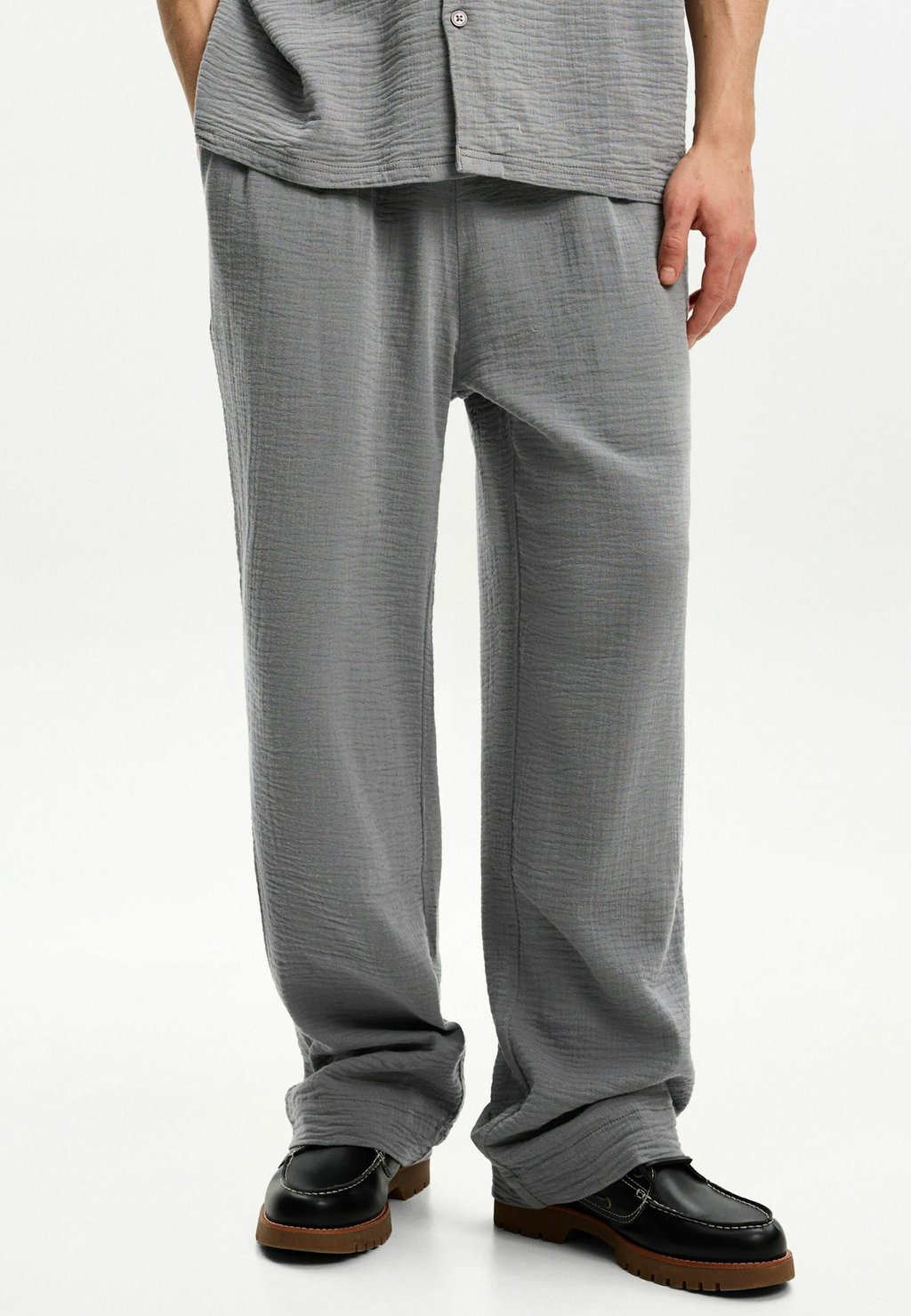 

Брюки Bershka, цвет Mottled Dark Grey