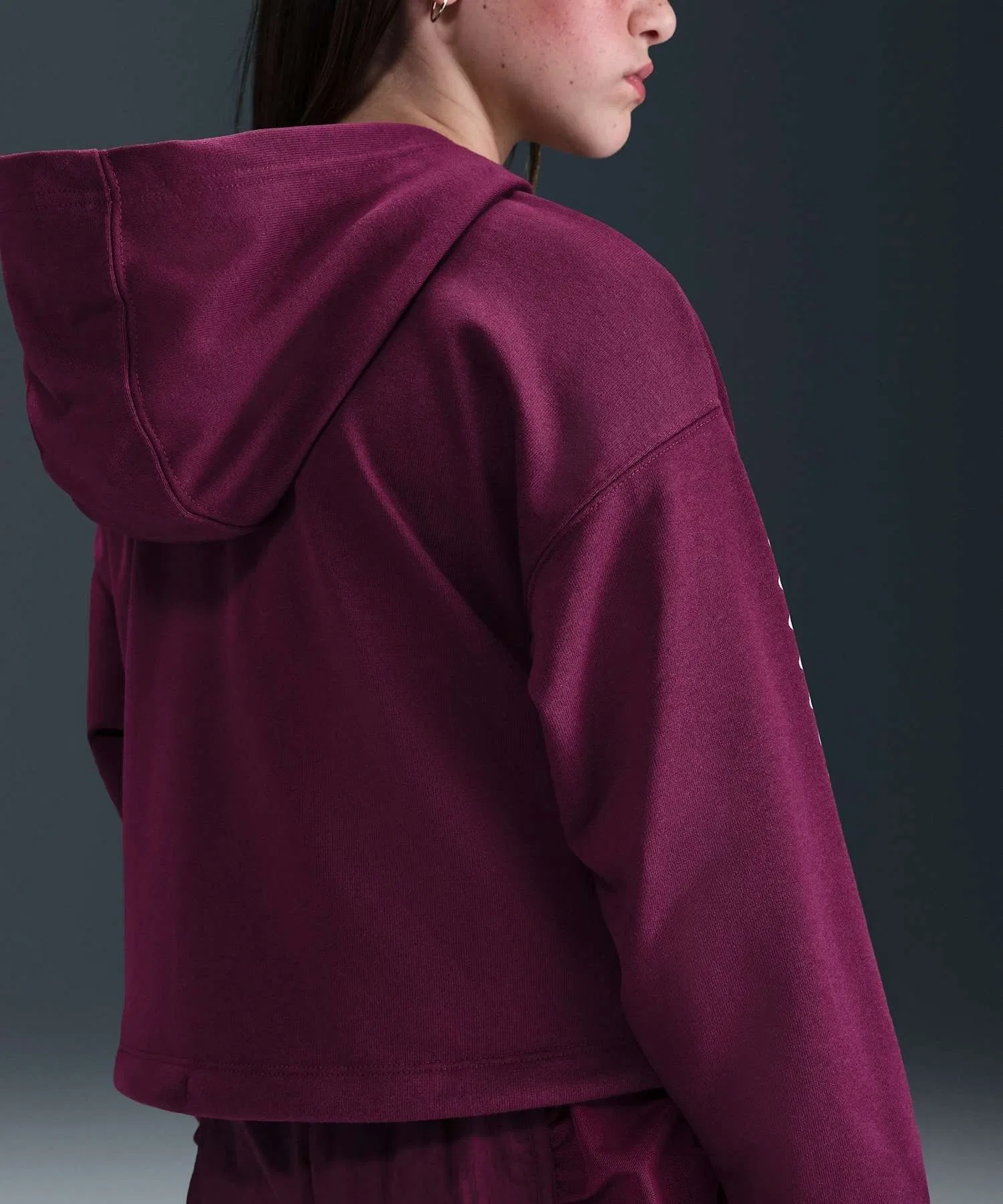 Детская флисовая толстовка Nike Sportswear Dri-FIT HV0734-610, цвет бордо. — фото 2