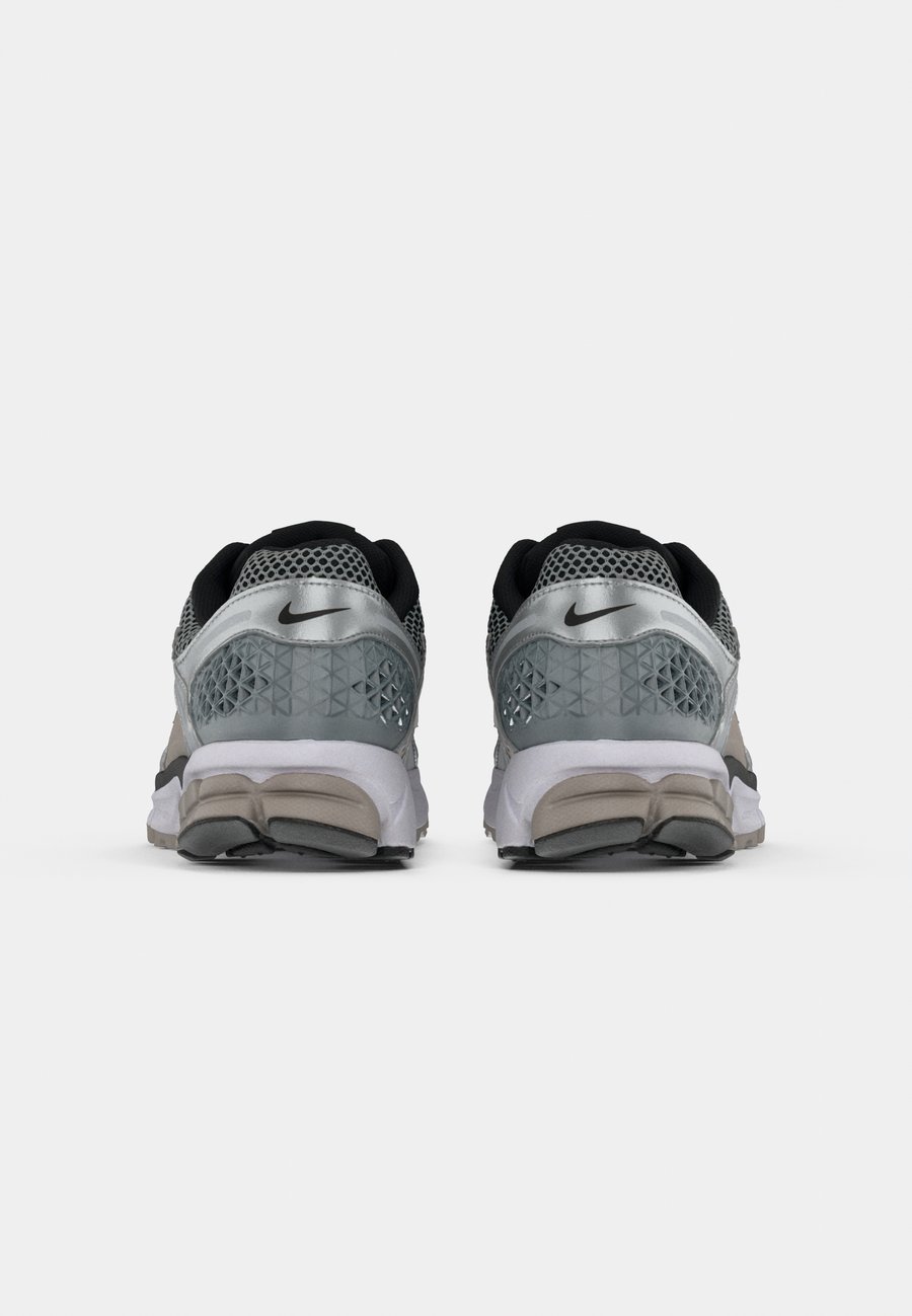 Кроссовки Nike Sportswear ZOOM VOMERO 5, Metallic Silver-Coloured/Black/College Grey/Silver-Coloured — фото 4