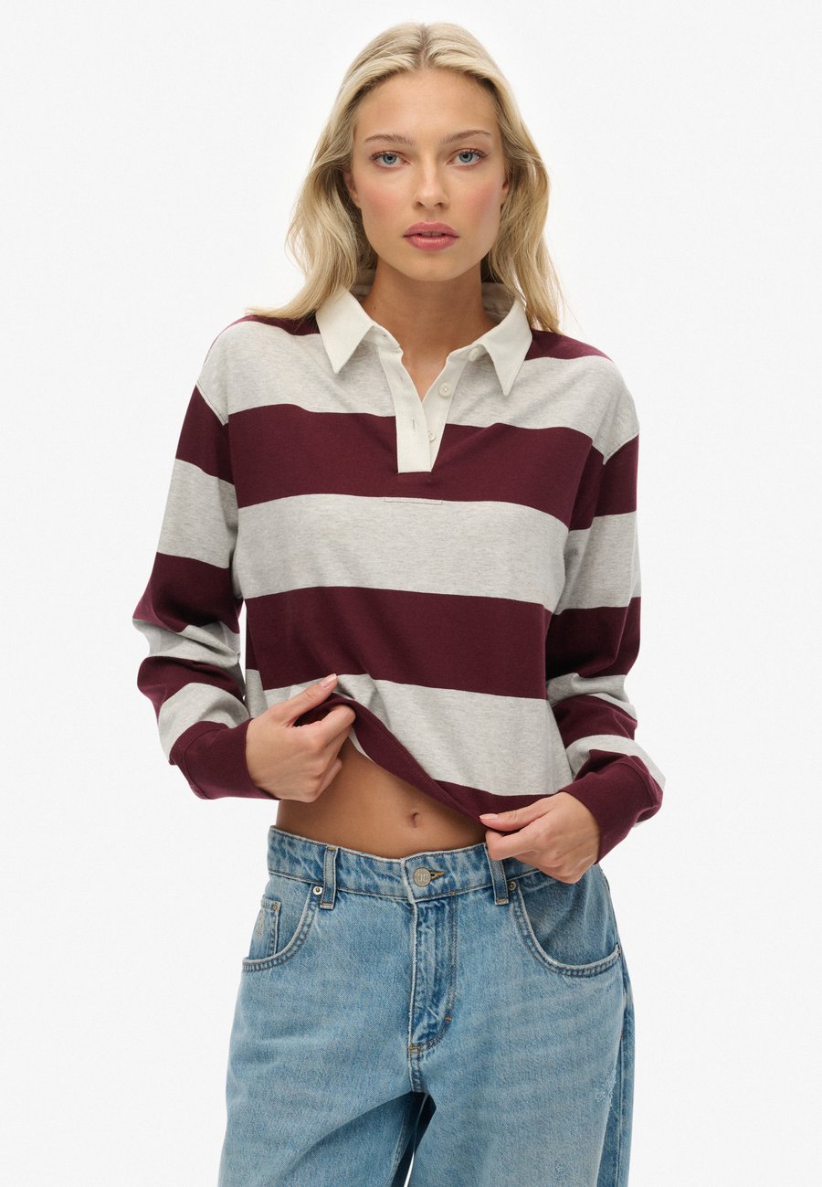 

Поло Superdry & Co ATHLETIC ESSENTIALS CROPPED STRIPE RUGBY , Glacier Grey Marl Port Red Stripe/Red