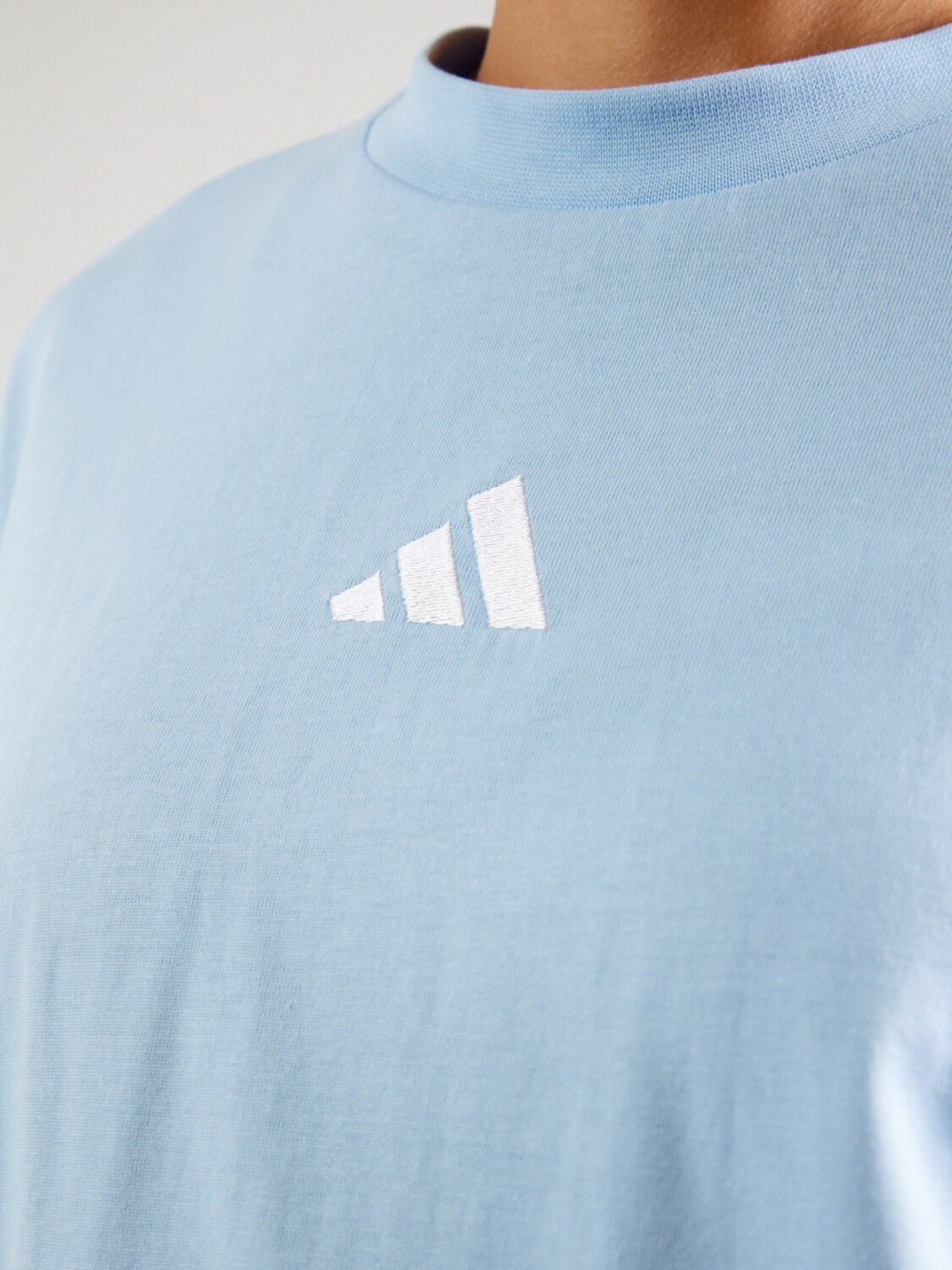 Adidas Sportswear Футболка Performance в светло-голубом цвете — фото 2