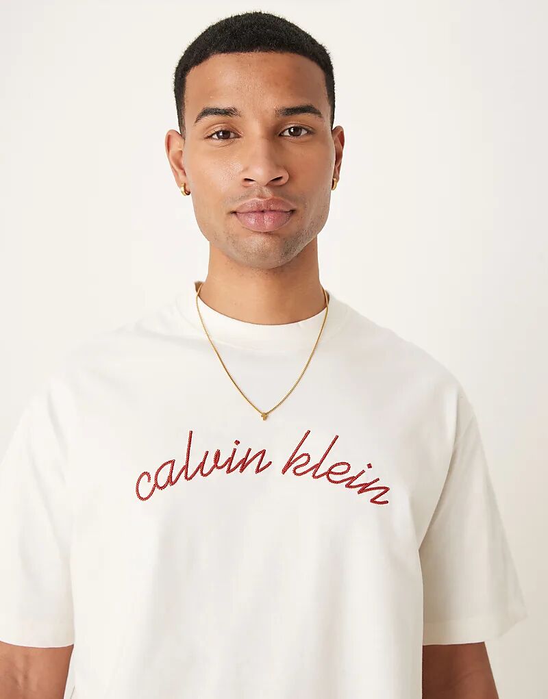 

Футболка с вышитым логотипом Calvin Klein Jeans в кремово-белом цвете