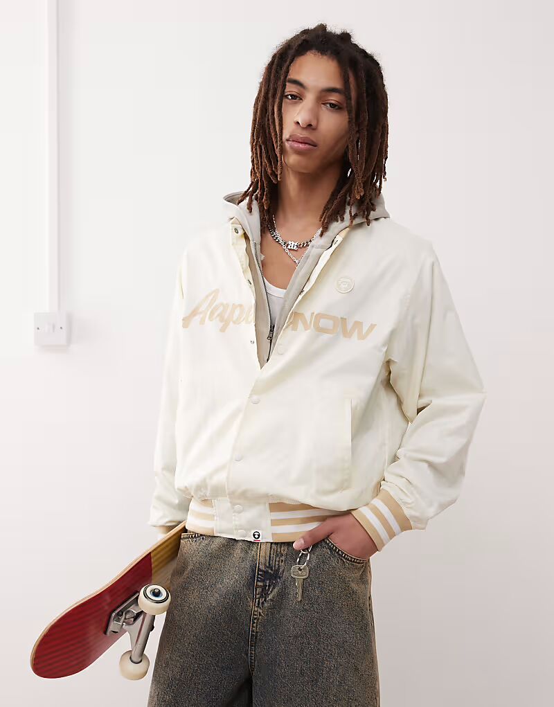 

Куртка-бомбер с логотипом университета Aape by A Bathing Ape в цвете «кремовый» AAPE BY A BATHING APE