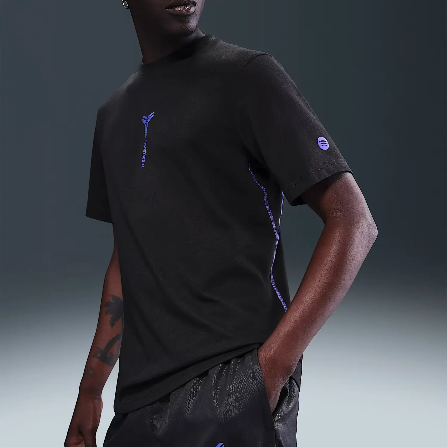 Футболка мужская Barcelona Primary Away Dri FIT с короткими рукавами Nike, черный/фиолетовый — фото 3