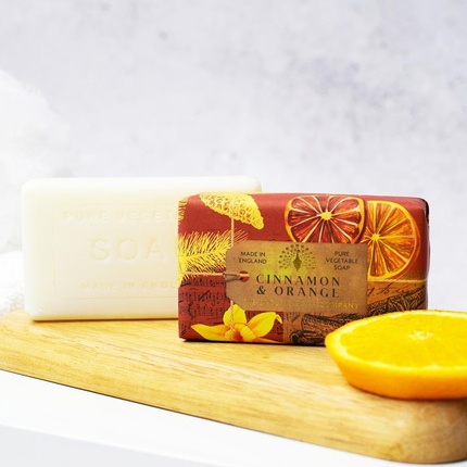 Anniversary Wrapped Soap Bar Увлажняющее мыло с корицей и маслом ши 190 г - Аромат корицы и апельсина The English Soap Company — фото 2