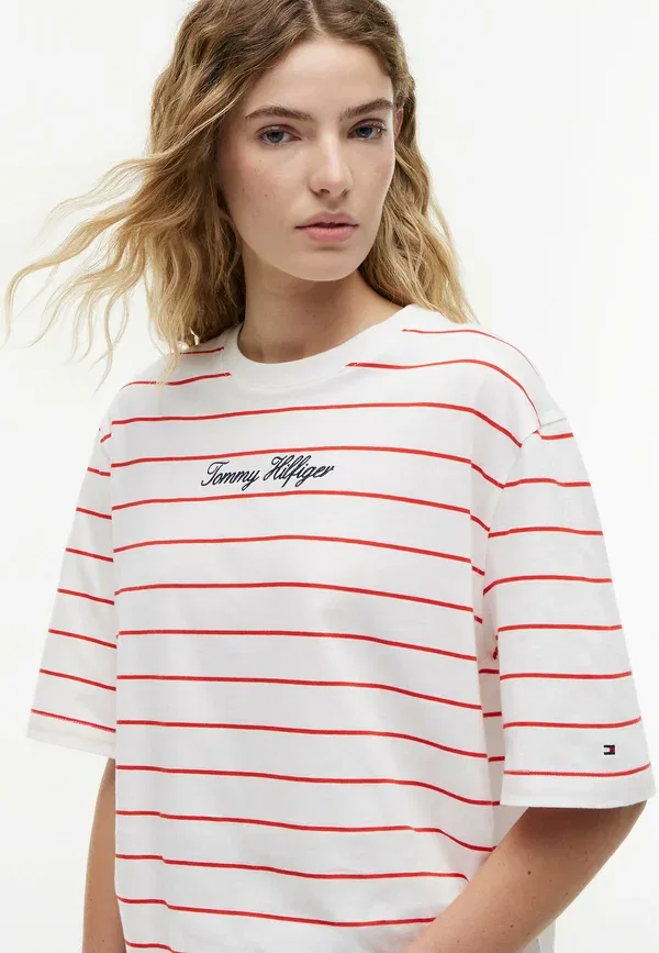 Футболка с вышитым логотипом Tommy Hilfiger, свободный крой, цвет экрю файр ред — фото 4