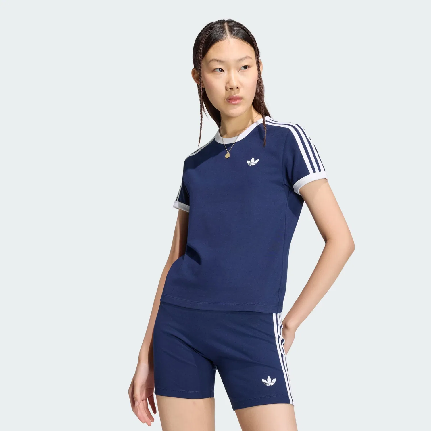 Футболка Adidas Originals темно-синего цвета — фото 2
