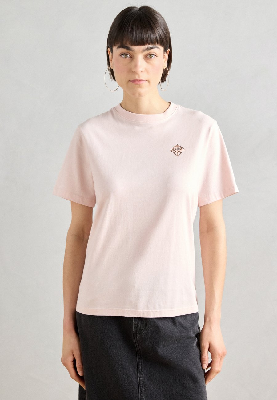 

Футболка Scotch & Soda REGULAR FIT WITH CHEST ARTWORK, Barely There/Pink