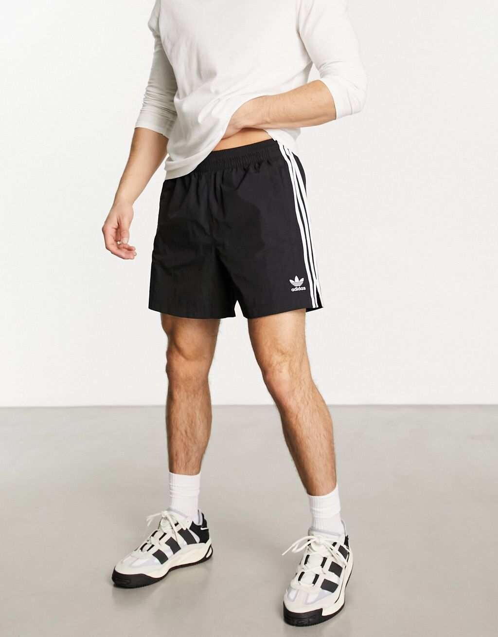 

Черные укороченные шорты из полиэстера с 3 полосками adidas Originals Adicolor