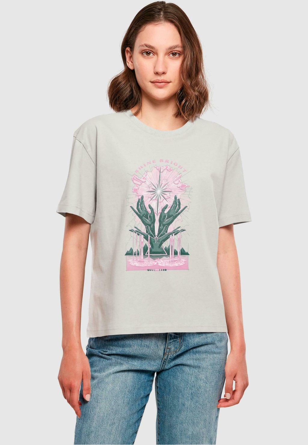 

Футболка с принтом SHINE BRIGHT Mister Tee, светло-серый