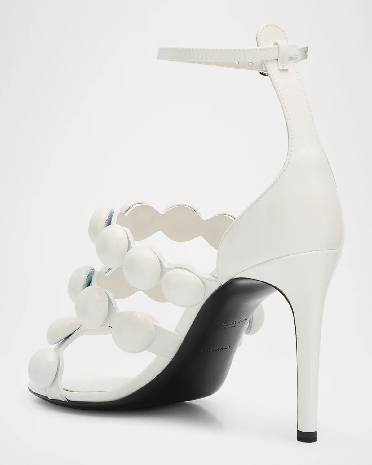 Лакированные босоножки с ремешком на щиколотке Bubble Alaia, цвет Blanc — фото 4