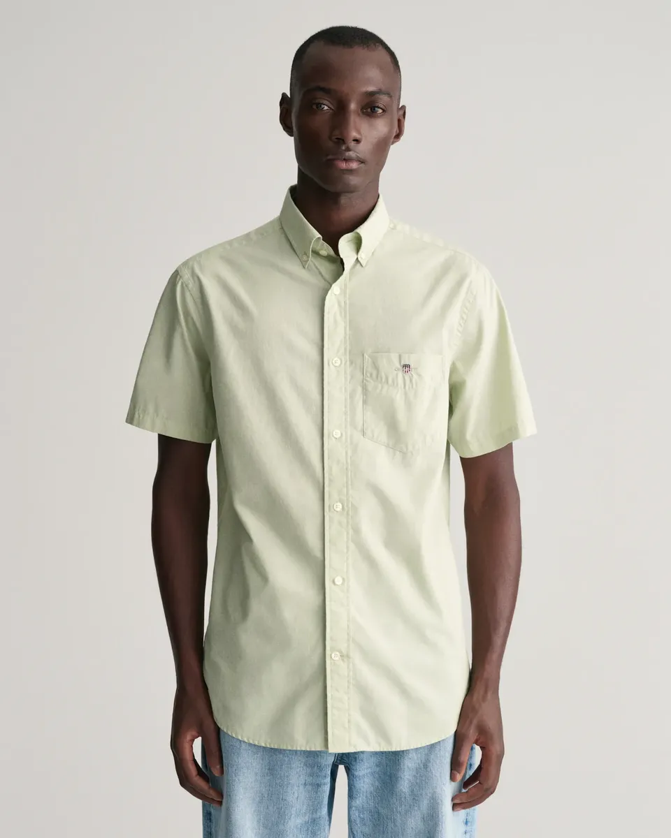 

Рубашка Gant с короткими рукавами "Regular Fit Poplin Shirt, легкая, износостойкая, нетребовательная в уходе", с небольшой вышивкой логотипа на нагрудном кармане, цвет Milky Matcha