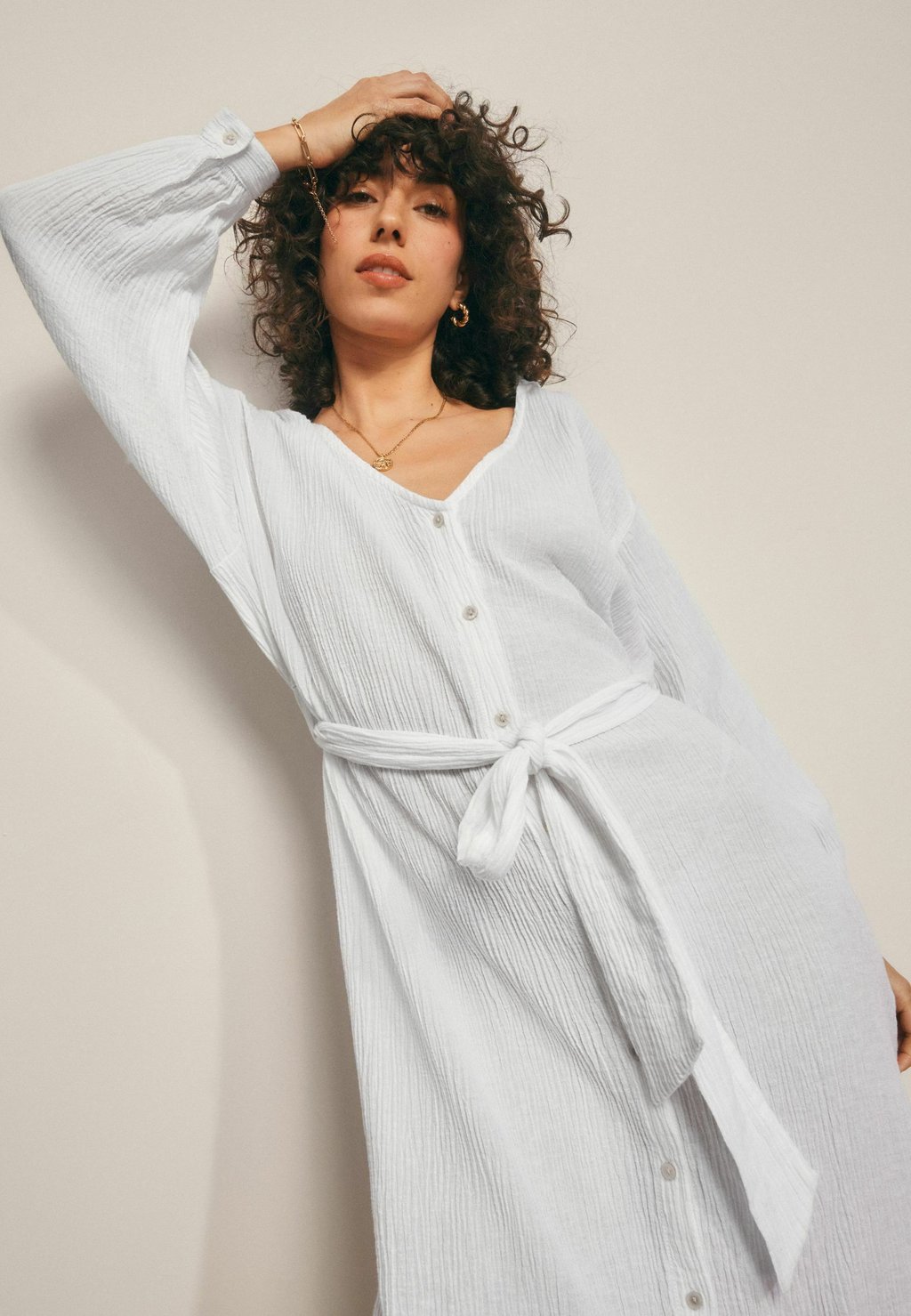 Платье макси REGULAR FIT - TEXTURED CRINKLE COVER Next, белый — фото 4