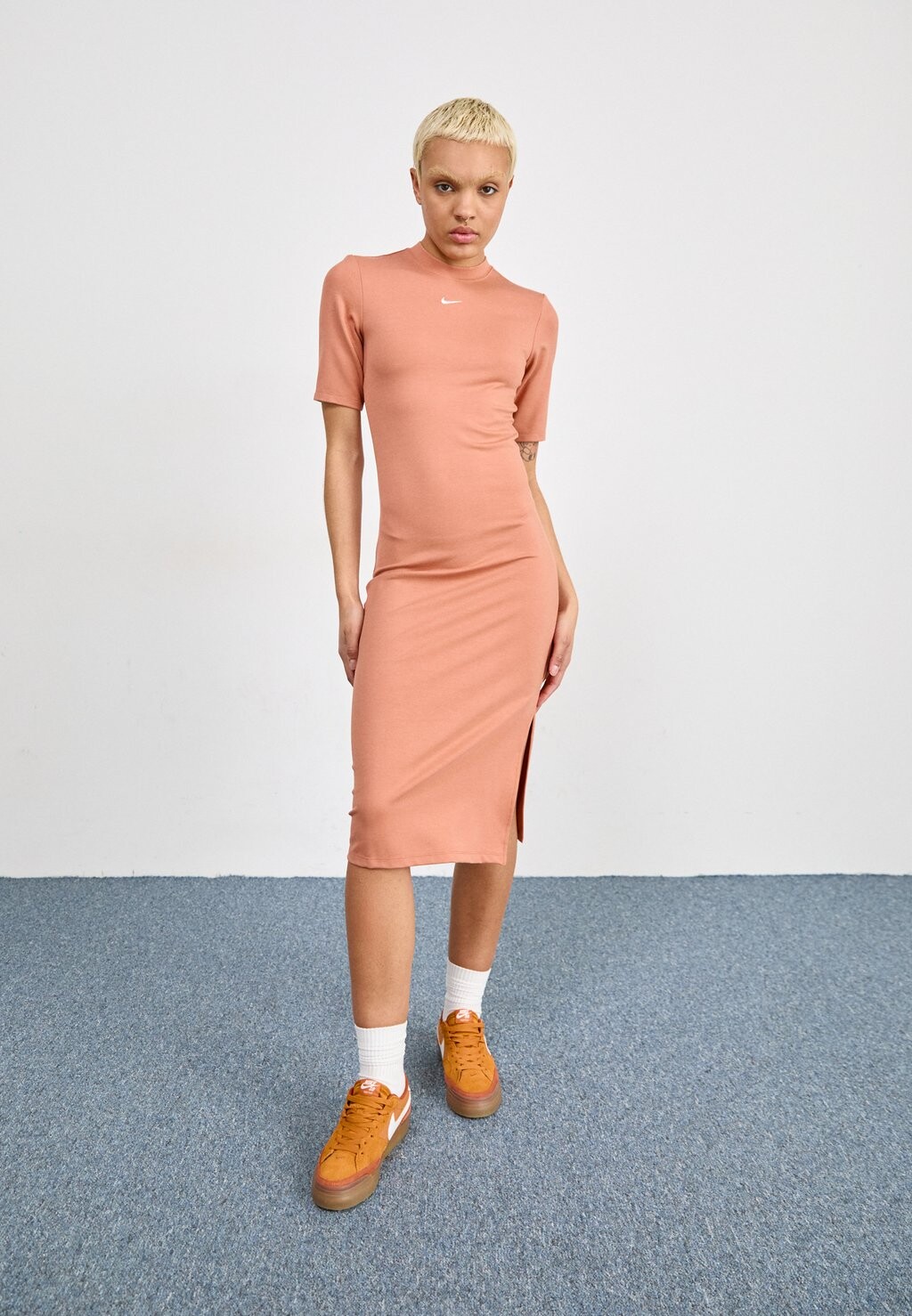 

Вязаное платье Midi Dress Nike, румянец земляной