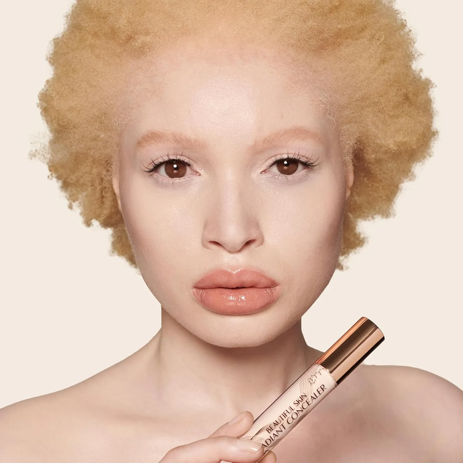 Консилер Charlotte Tilbury Beautiful Skin - консилер и корректор для темных кругов под глазами - увлажняющий, со средней степенью покрытия, которое можно наслаивать, и сияющим, естественным финишем., 01 Fair - fairest with neutral undertones — фото 4