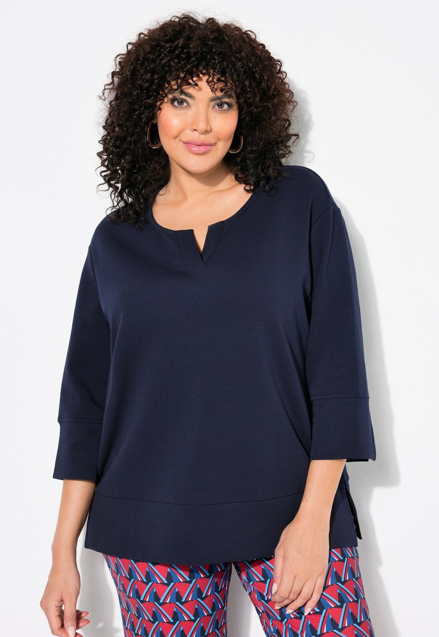 

Толстовка Ulla Popken PUNTO DI ROMA SPLIT NECK 3/4 SLEEVE, Marine/Dark Blue