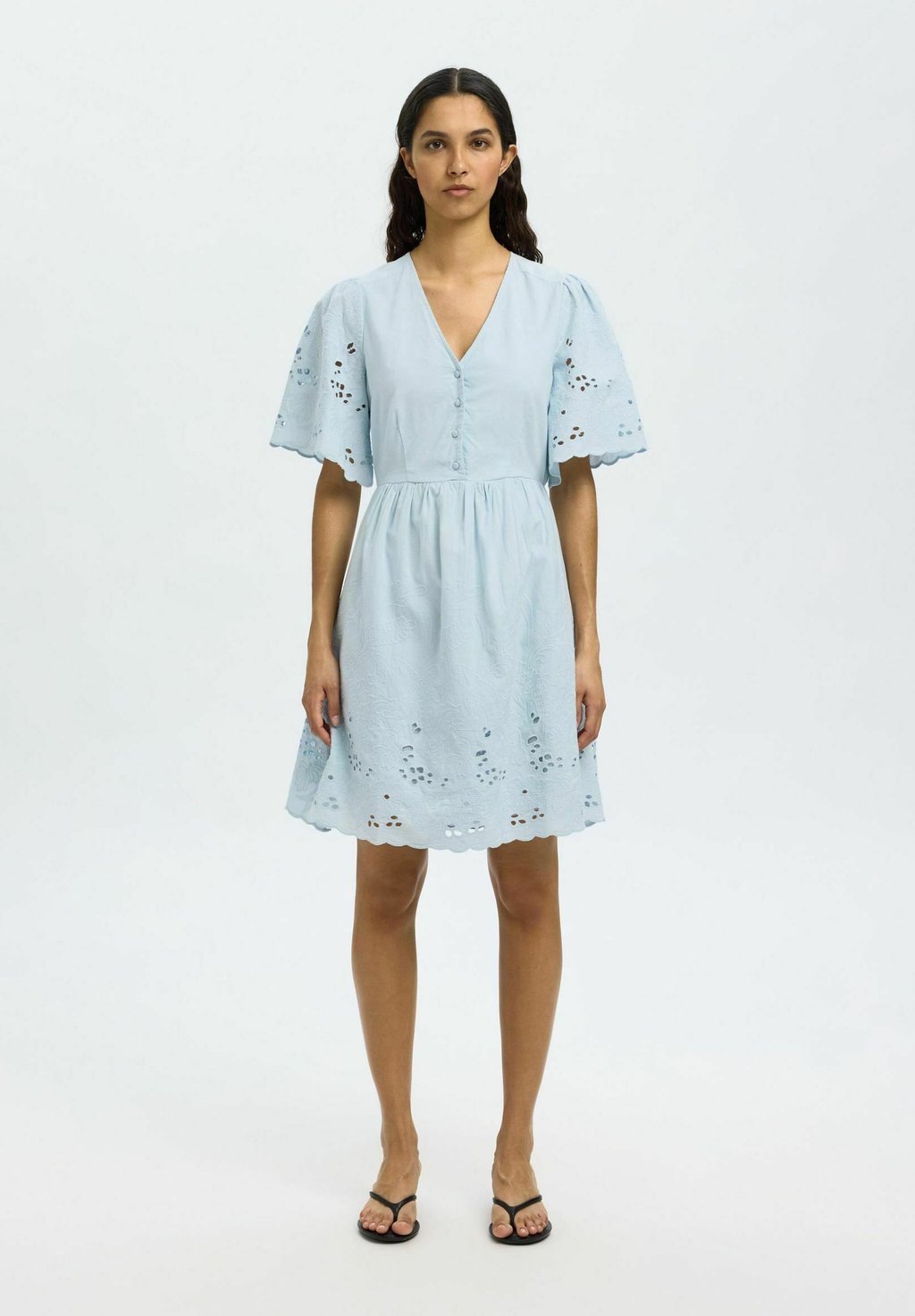 

Повседневное платье SLFDAHLIA SHORT BRODERI - Shirt dress Selected Femme, светло-голубой