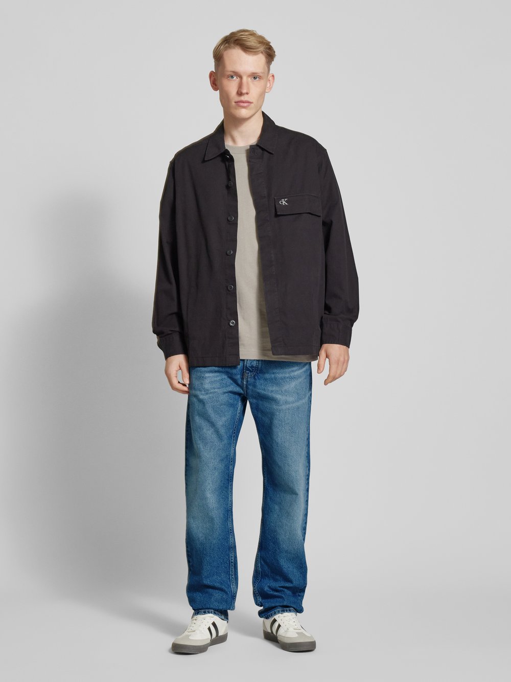 

Джинсы прямого кроя с этикеткой Calvin Klein Jeans