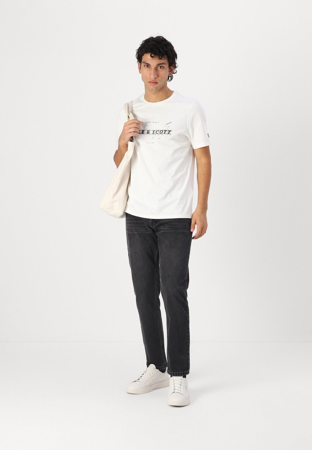 

Футболка с принтом ANATOMY OF TYPE GRAPHIC Lyle & Scott, белый