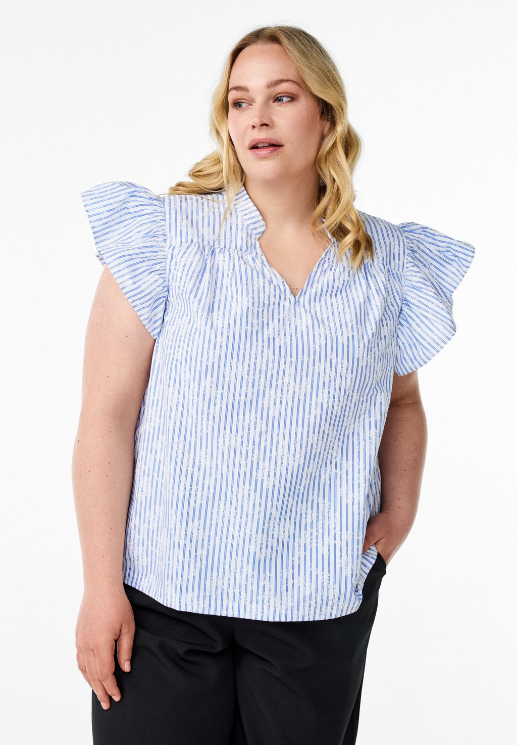 

Блуза ÄRMELLOSE BLUSE BLUMENDRUCK Zizzi, светло-голубой