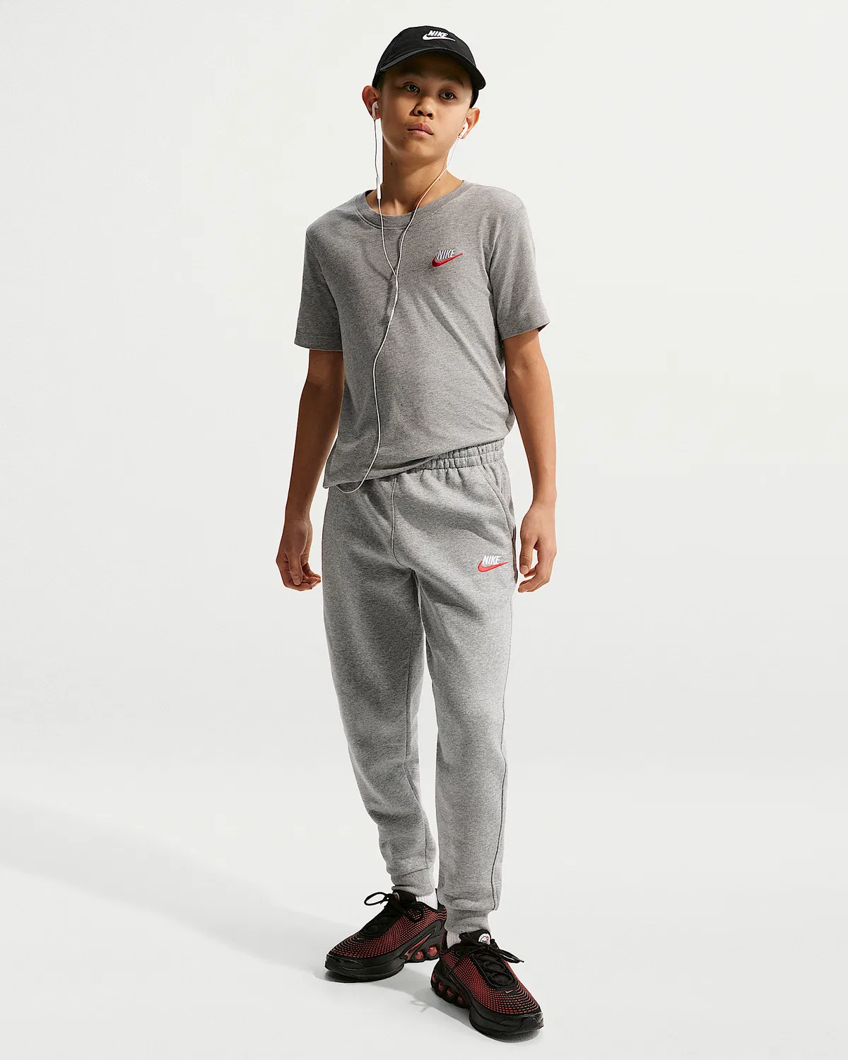 Детская футболка Nike Sportswear, Dark Grey Heather/White/University Red — фото 4