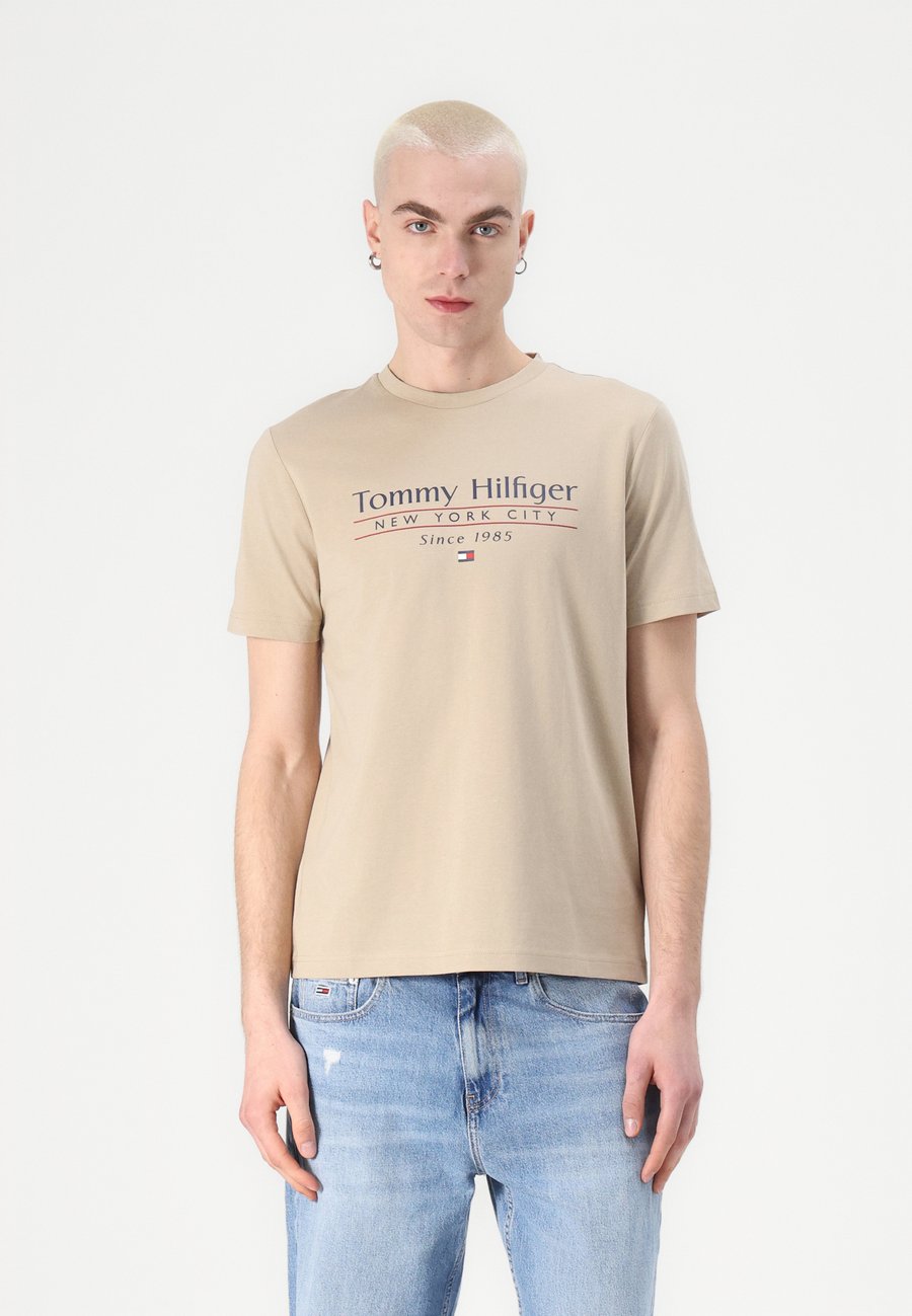 

Футболка Tommy Hilfiger CENTER STACK, Sandalwood/Beige, Коричневый, Футболка Tommy Hilfiger CENTER STACK, Sandalwood/Beige