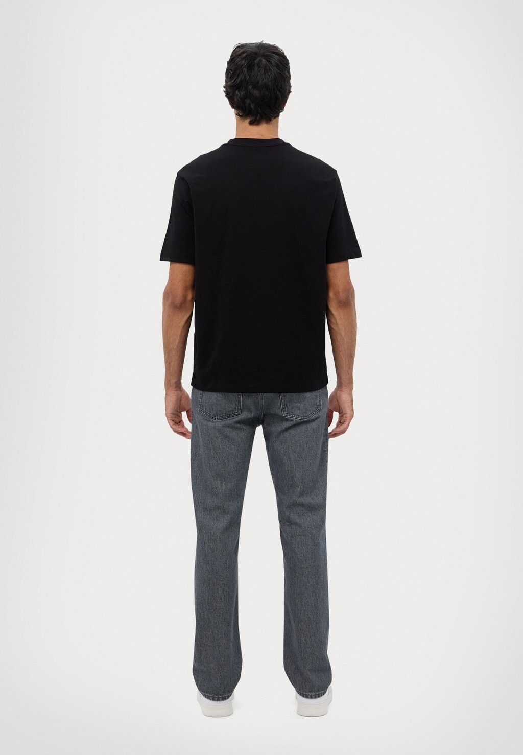 

Базовая футболка Armani Exchange, черный