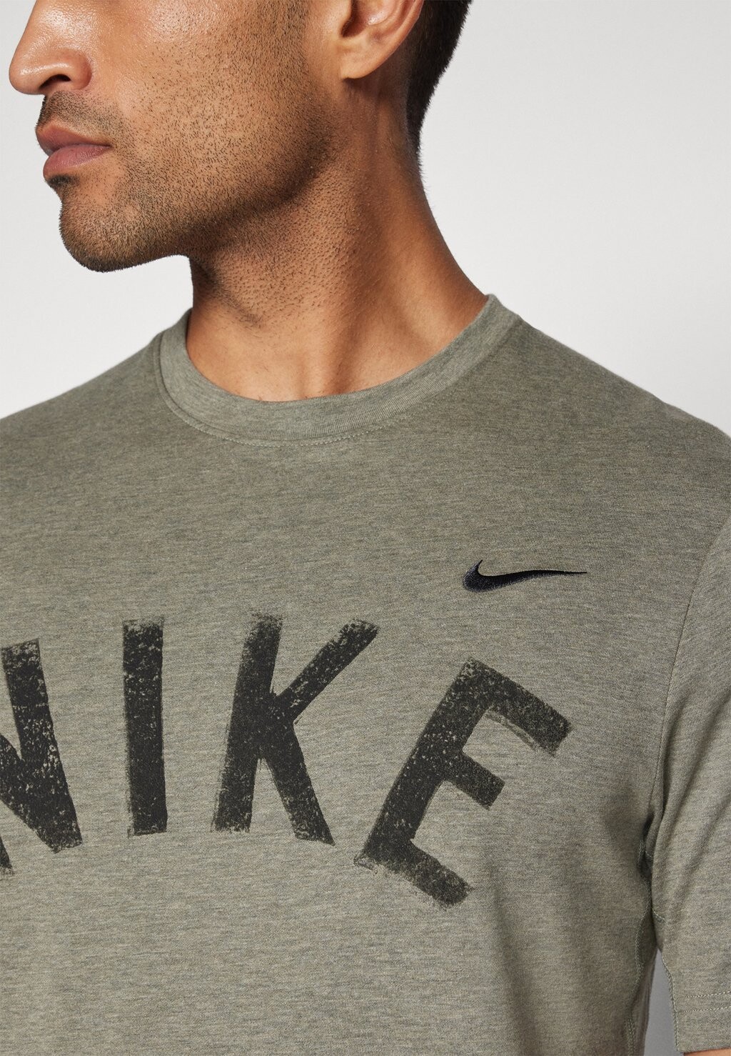 

Спортивная футболка PRIMARY TOP Nike, хаки