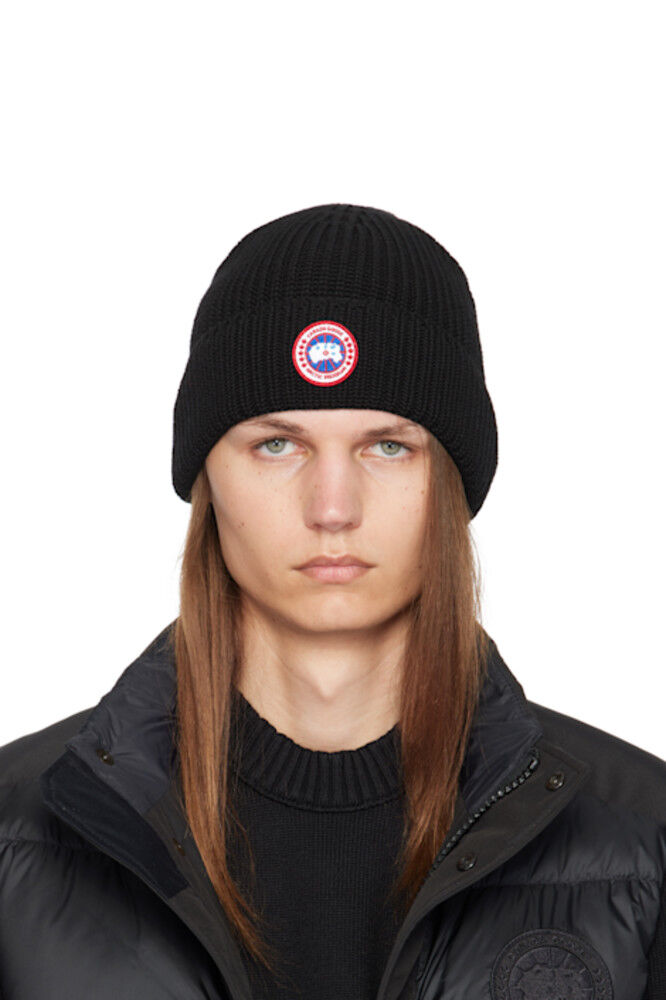

Черная шапка в рубчик Canada Goose