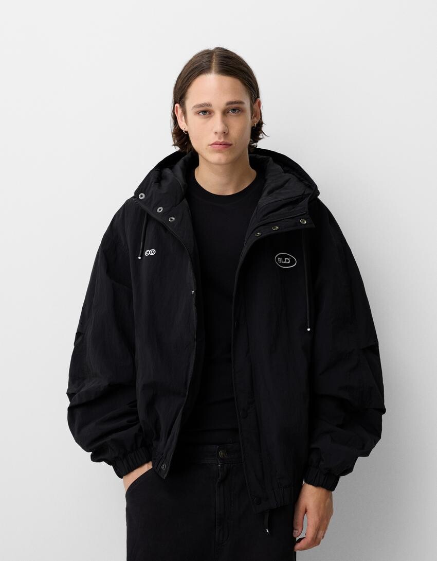 

Стеганая техническая куртка с капюшоном Bershka, черный