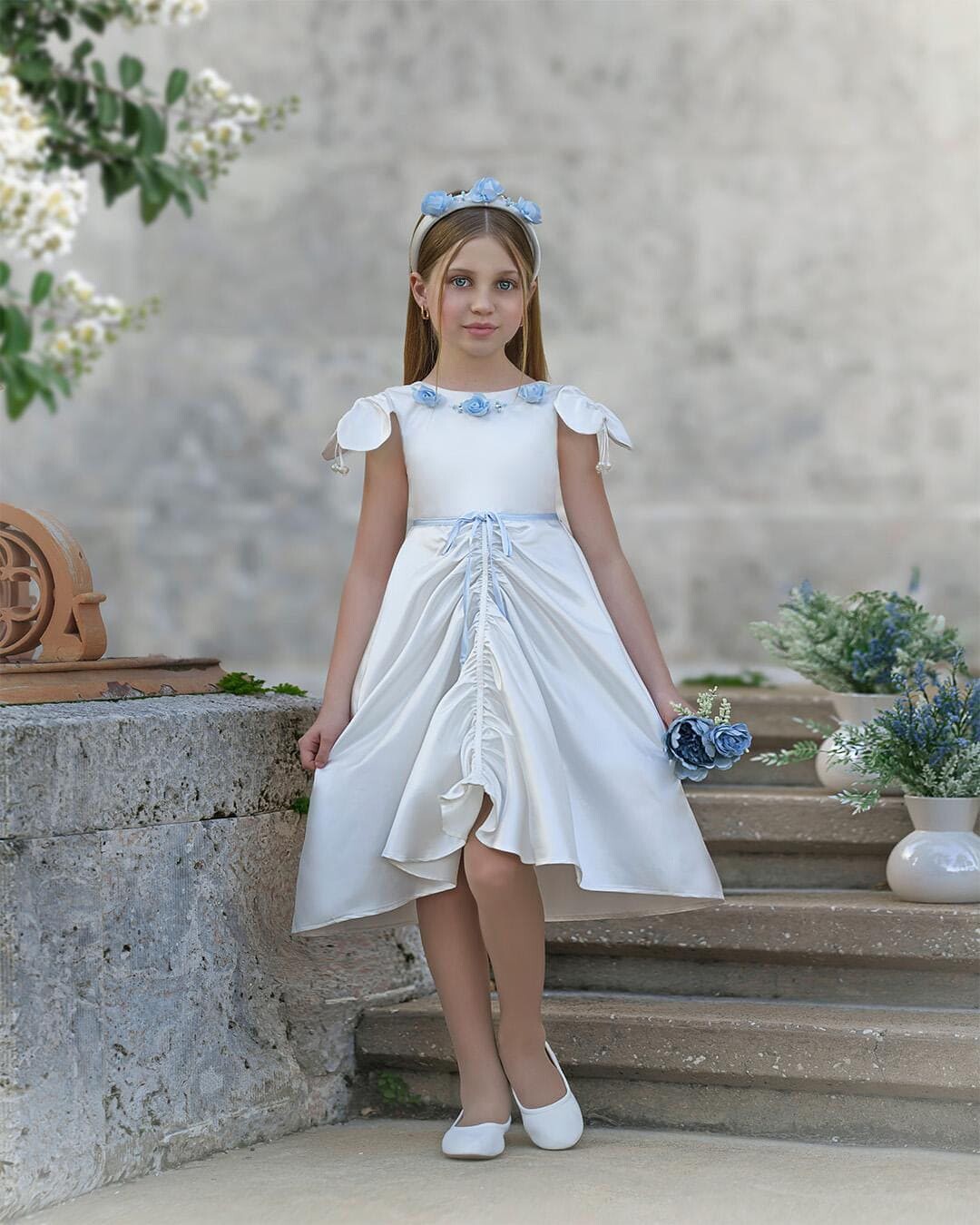Белое атласное платье Daphne с синей вышивкой Petite Maison Kids, белый — фото 2