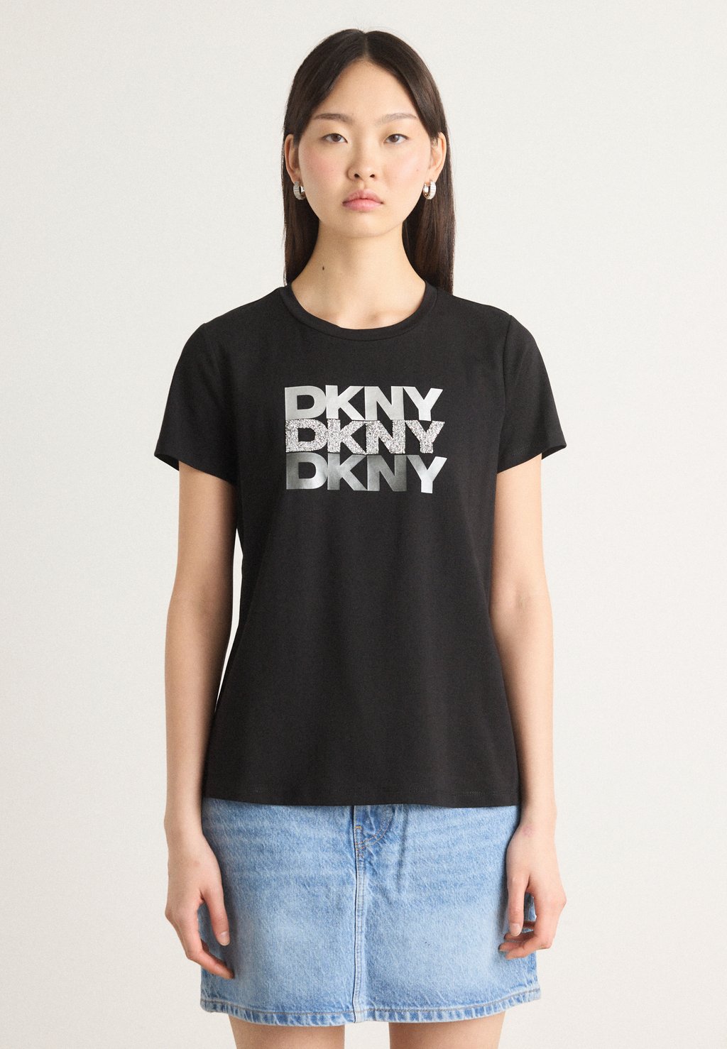 

Футболка с принтом TRIPLE LOGO DKNY, черный