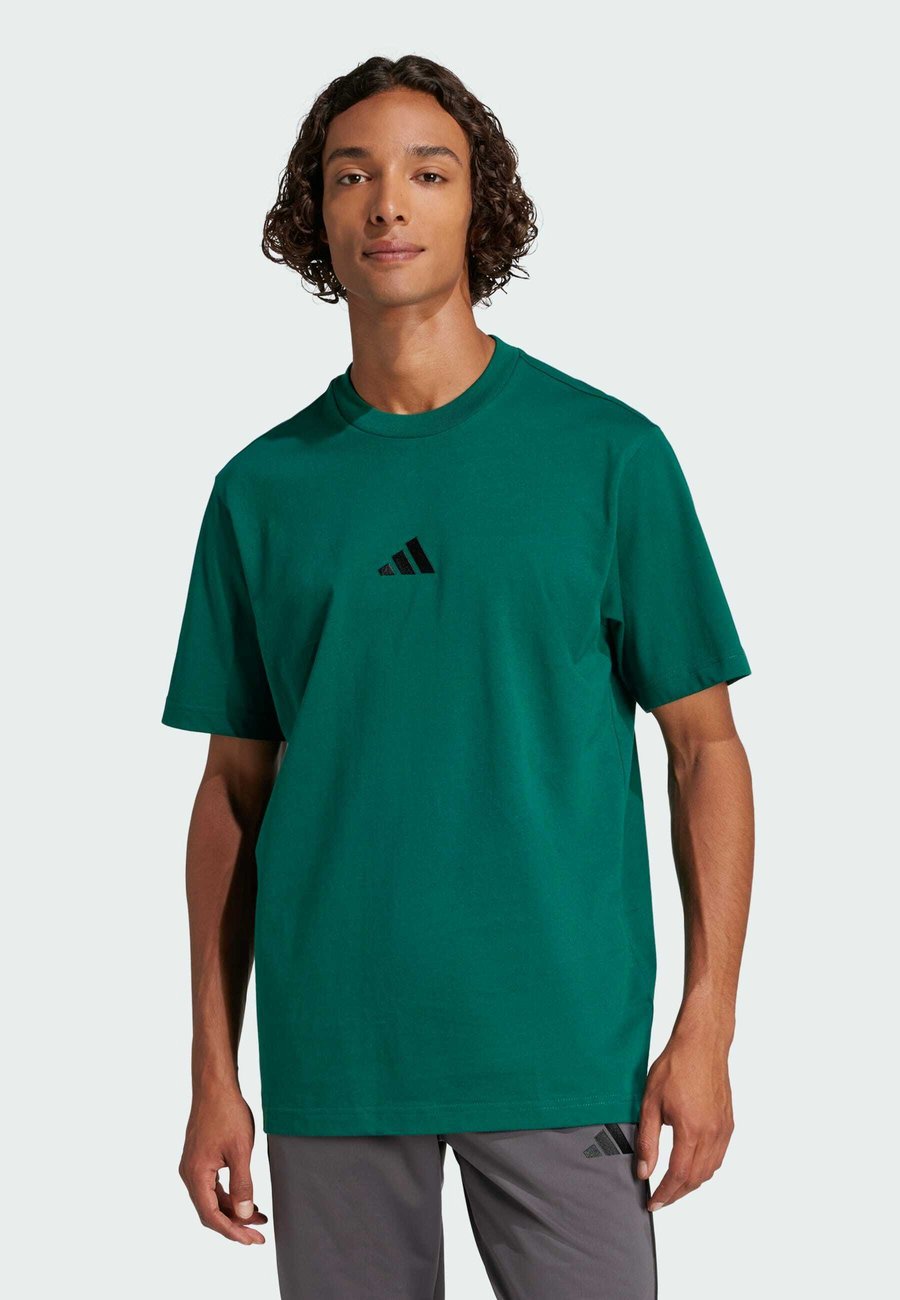 

Футболка Adidas Sportswear ESSENTIALS SMALL LOGO SINGLE TEE, Collegiate Green Black/Dark Green, Черный, Футболка Adidas Sportswear ESSENTIALS SMALL LOGO SINGLE TEE, Collegiate Green Black/Dark Green