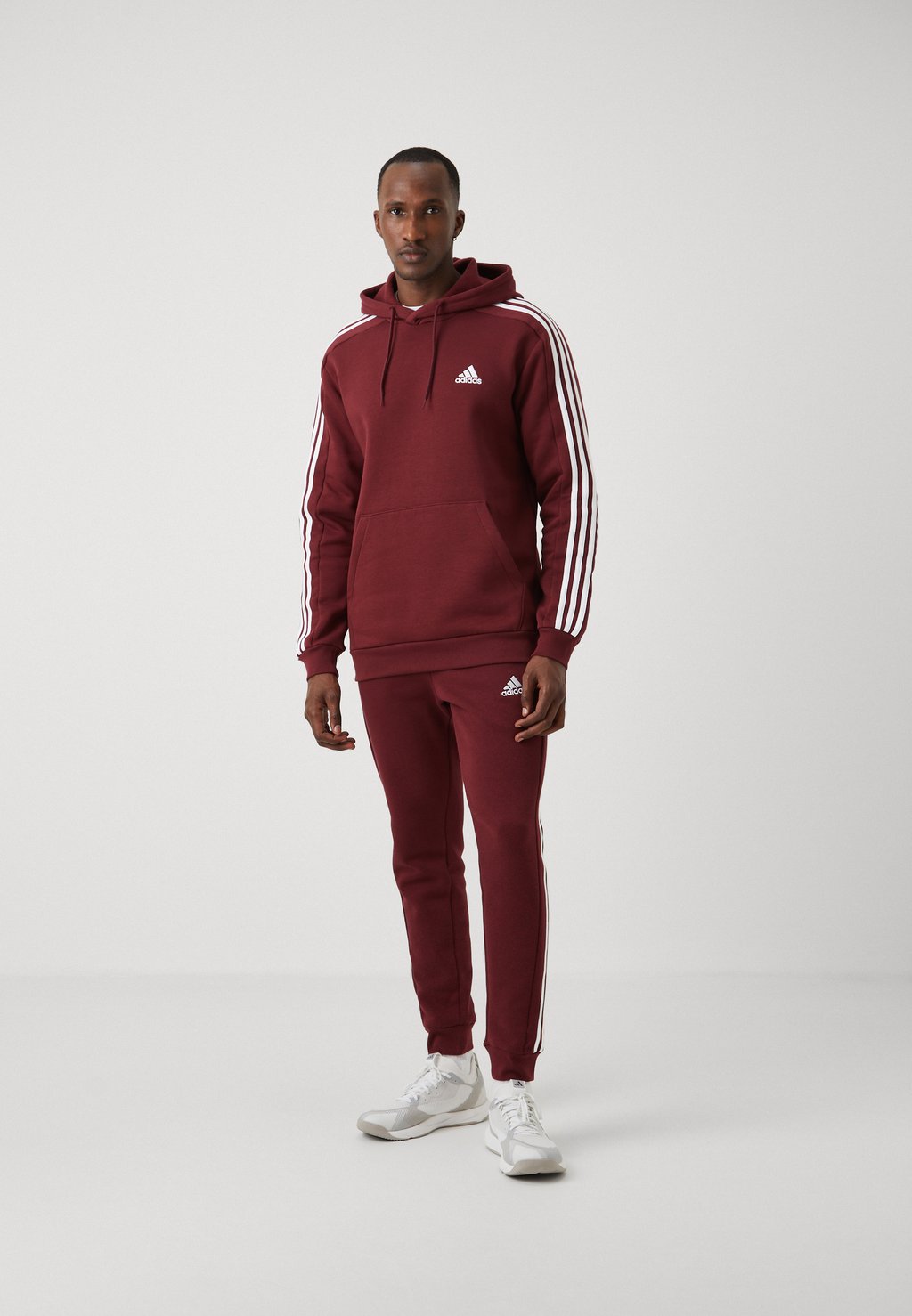 

Толстовка с капюшоном ESSENTIALS 3 STRIPES adidas Sportswear, красный