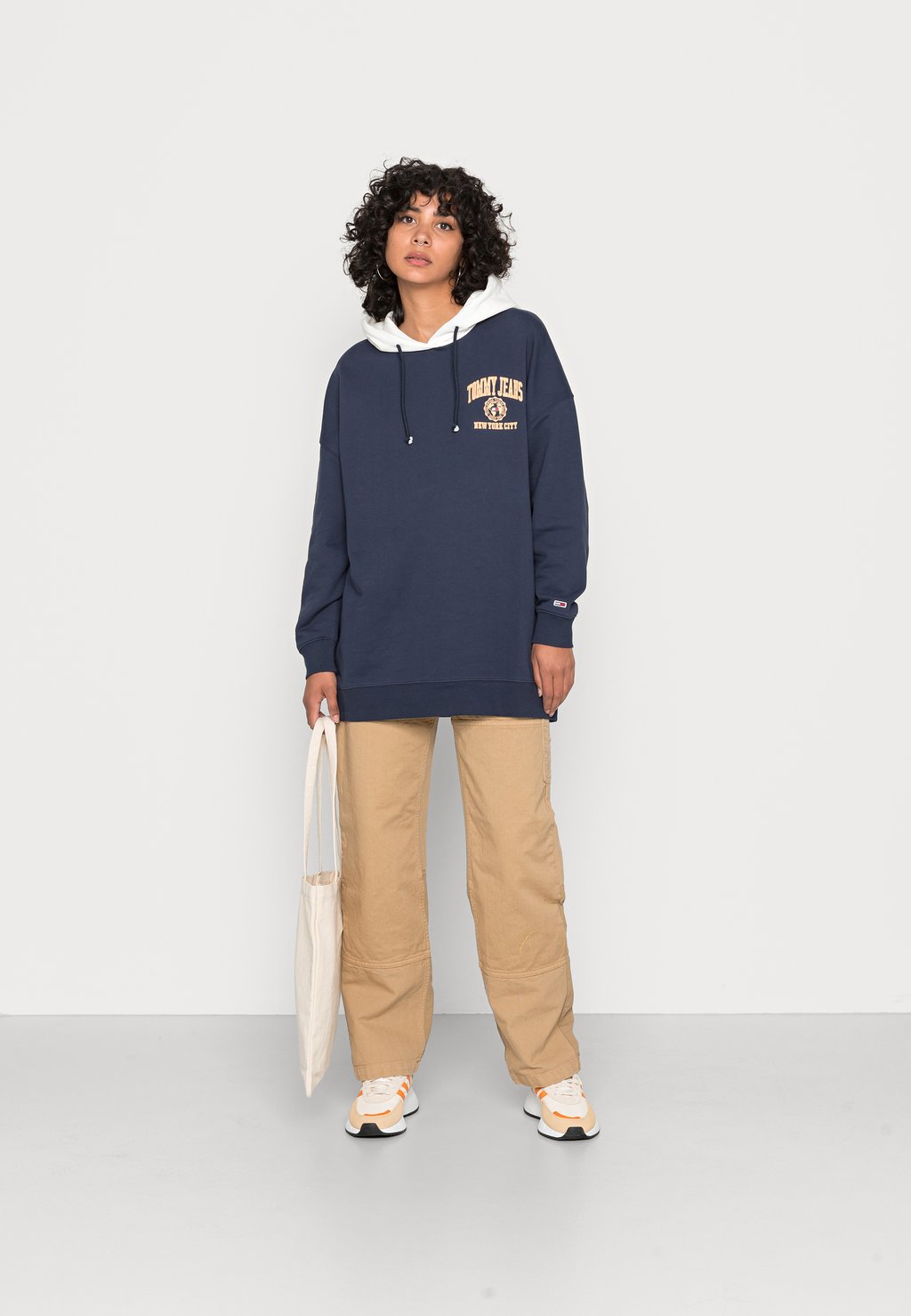 

Толстовка OVERSIZED COLLEGE LOGO HOODIE Tommy Jeans, темно-синий