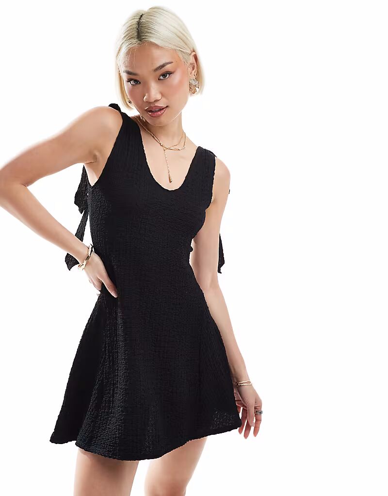 

Мини-платье ASOS DESIGN с фактурным кроем и завязками на рукавах черного цвета