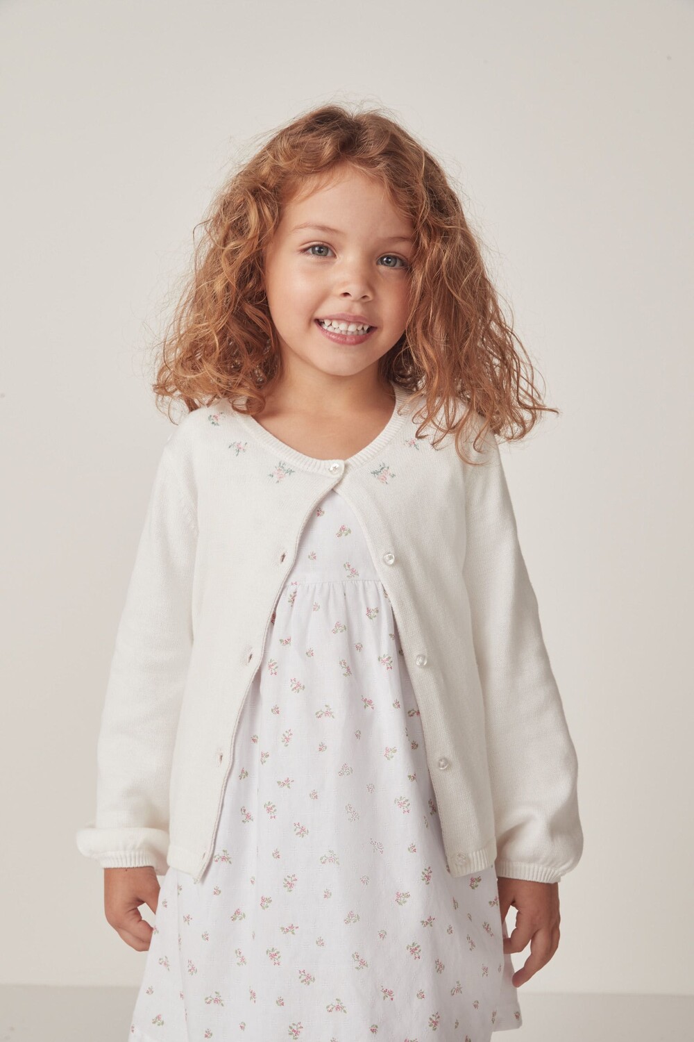 

Фирменный кардиган из натурального хлопка с цветочной вышивкой The White Company, белый